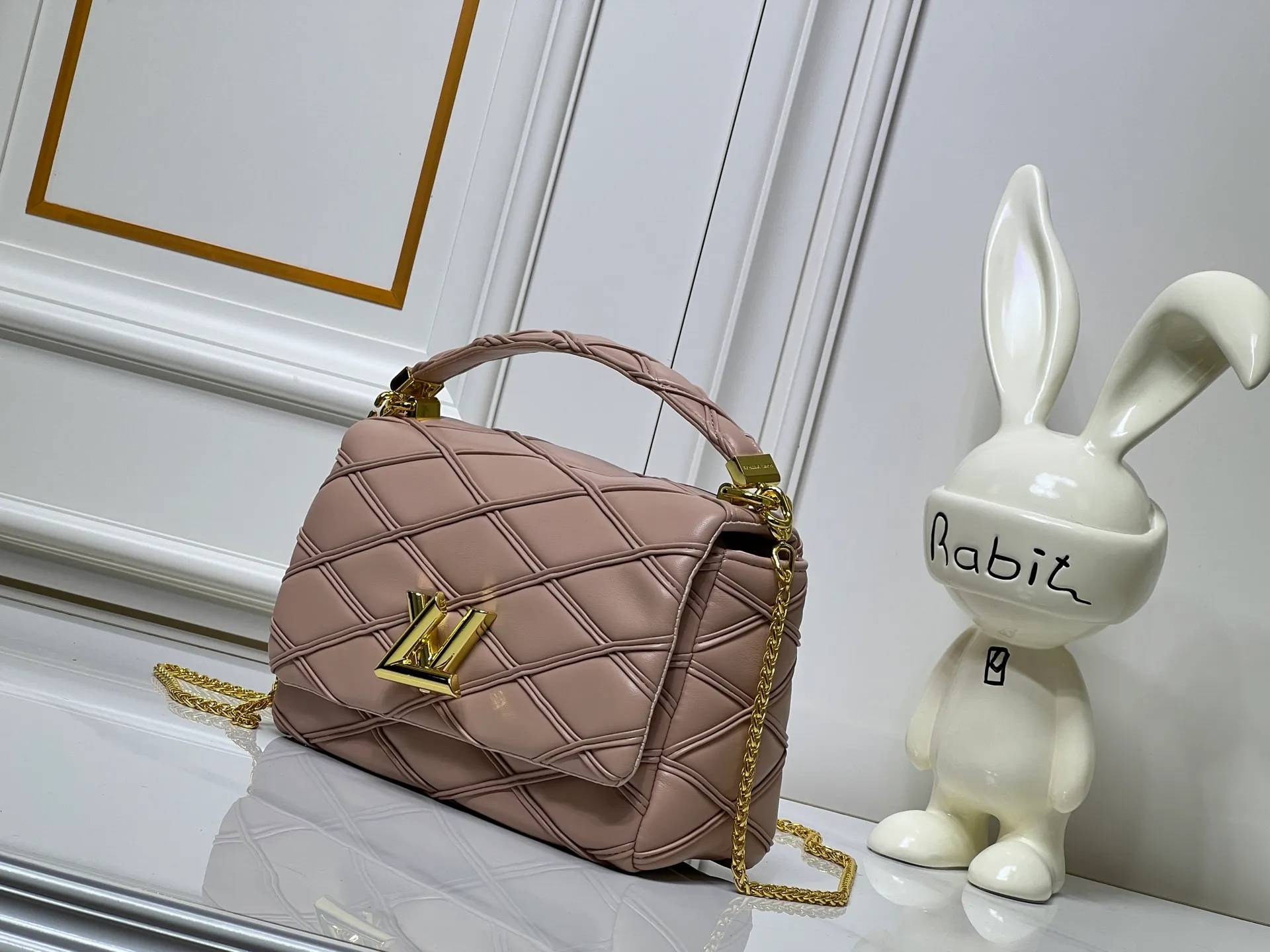 Batch 320💰M23689 M22891 Nicolas Ghesquière devoted new craftsmanship exploration to the GO-14 medium handbag, hand-painting the baked effect on the quilted sheepskin leather, showing an avant-garde style. The LV Twist twist lock highlights the brand's style, and the top handle and adjustable chain are detachable, allowing for a variety of carrying methods. Size: 23X16X10