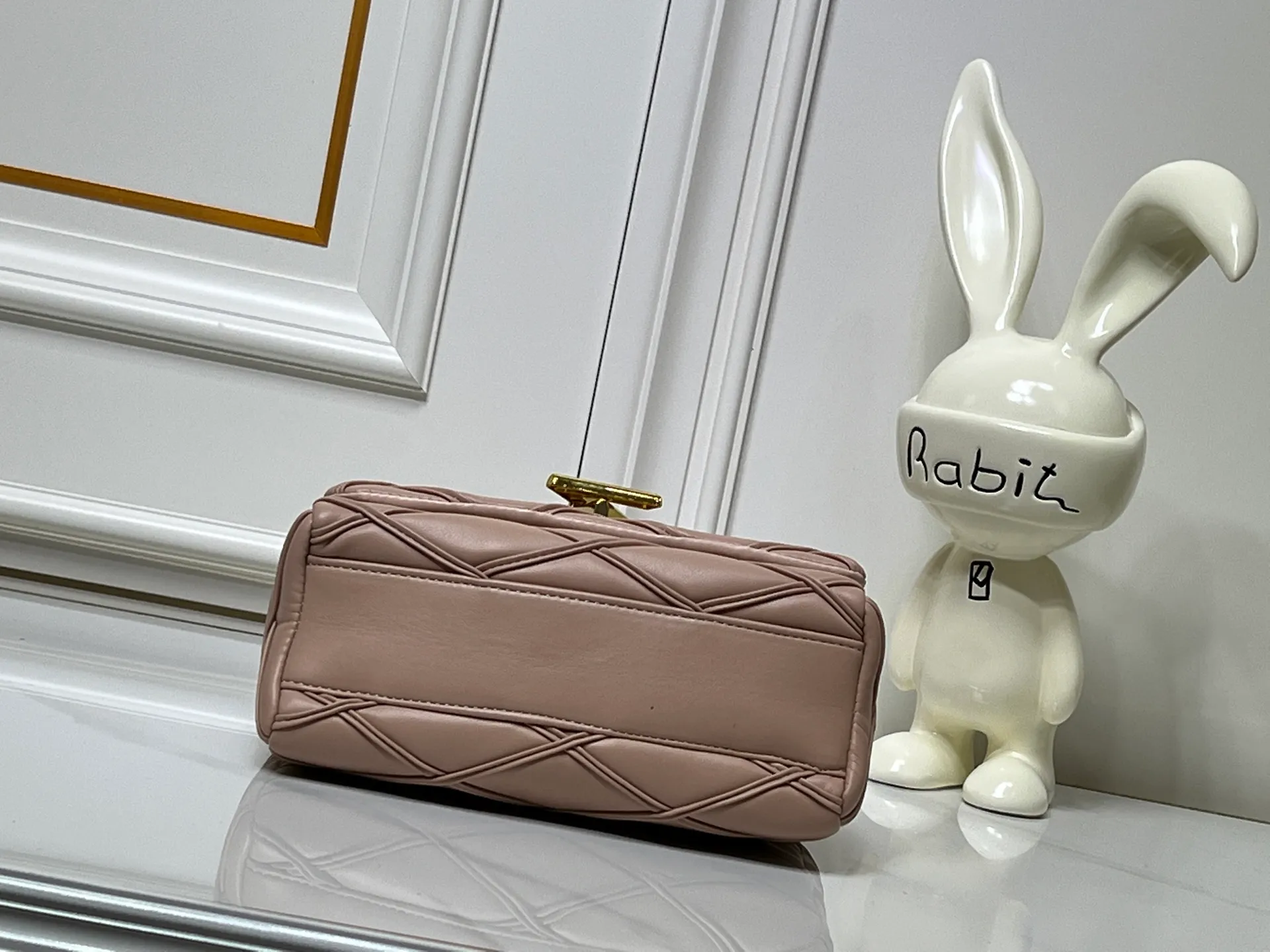 Batch 320💰M23689 M22891 Nicolas Ghesquière devoted new craftsmanship exploration to the GO-14 medium handbag, hand-painting the baked effect on the quilted sheepskin leather, showing an avant-garde style. The LV Twist twist lock highlights the brand's style, and the top handle and adjustable chain are detachable, allowing for a variety of carrying methods. Size: 23X16X10