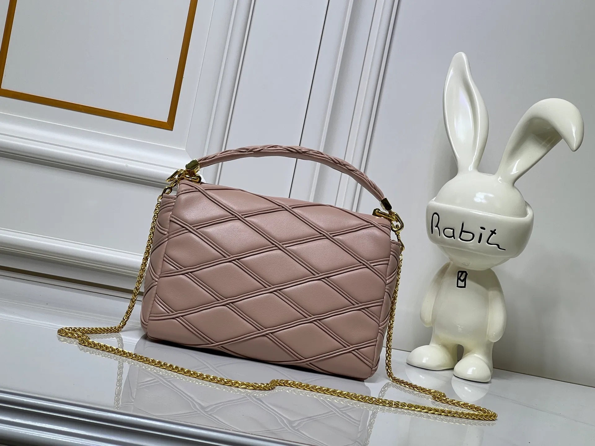 Batch 320💰M23689 M22891 Nicolas Ghesquière devoted new craftsmanship exploration to the GO-14 medium handbag, hand-painting the baked effect on the quilted sheepskin leather, showing an avant-garde style. The LV Twist twist lock highlights the brand's style, and the top handle and adjustable chain are detachable, allowing for a variety of carrying methods. Size: 23X16X10