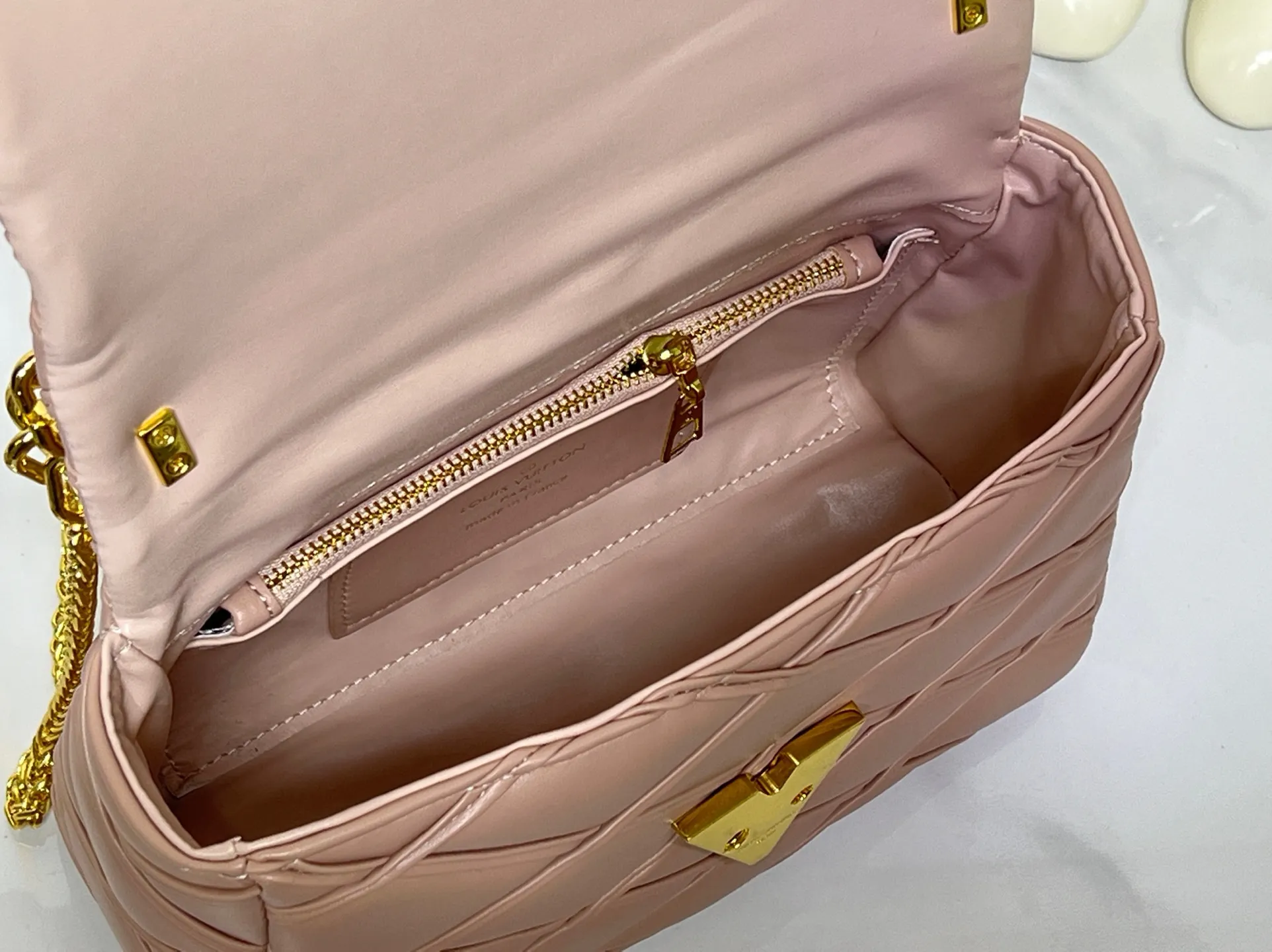Batch 320💰M23689 M22891 Nicolas Ghesquière devoted new craftsmanship exploration to the GO-14 medium handbag, hand-painting the baked effect on the quilted sheepskin leather, showing an avant-garde style. The LV Twist twist lock highlights the brand's style, and the top handle and adjustable chain are detachable, allowing for a variety of carrying methods. Size: 23X16X10
