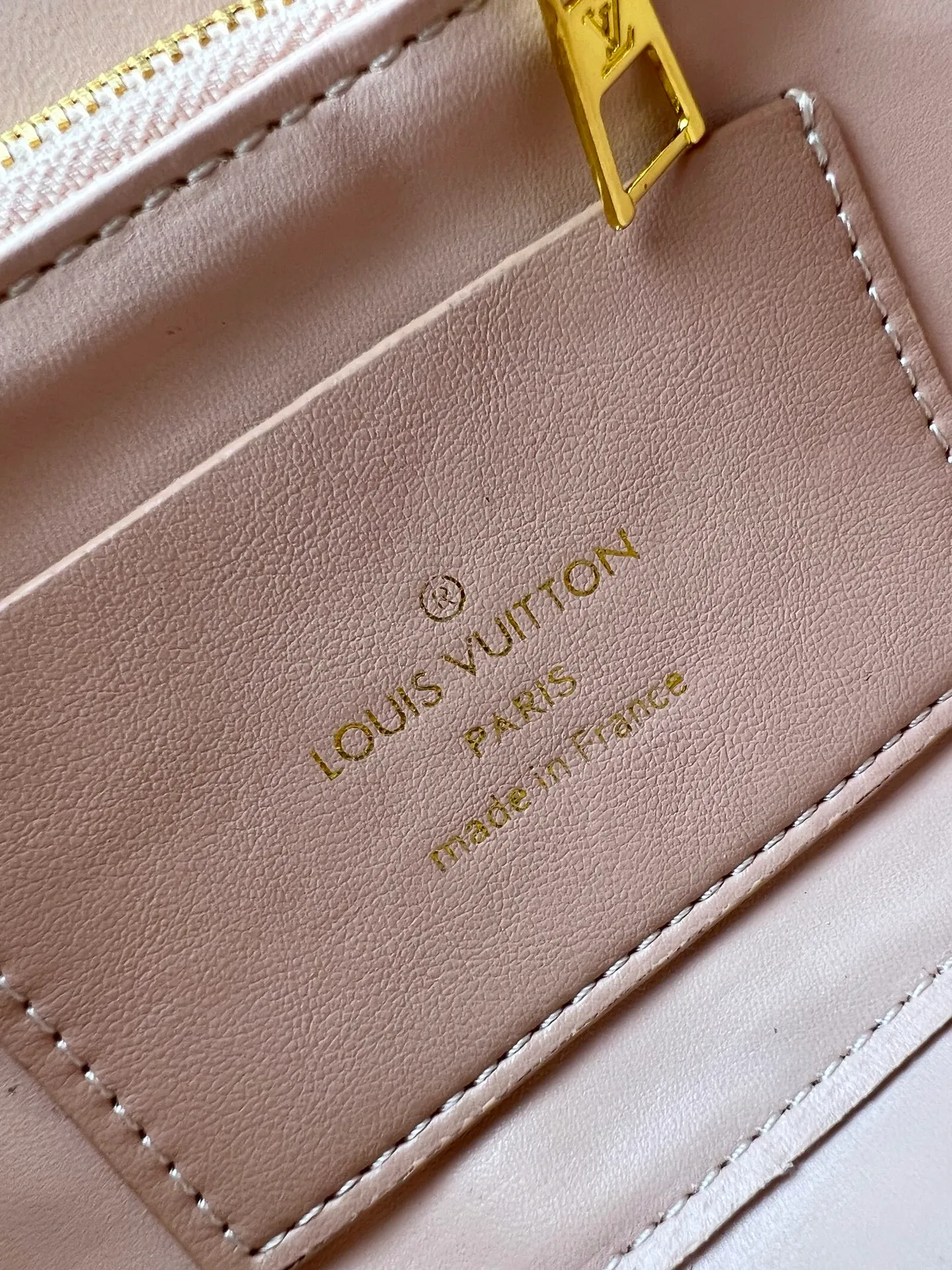 Batch 320💰M23689 M22891 Nicolas Ghesquière devoted new craftsmanship exploration to the GO-14 medium handbag, hand-painting the baked effect on the quilted sheepskin leather, showing an avant-garde style. The LV Twist twist lock highlights the brand's style, and the top handle and adjustable chain are detachable, allowing for a variety of carrying methods. Size: 23X16X10
