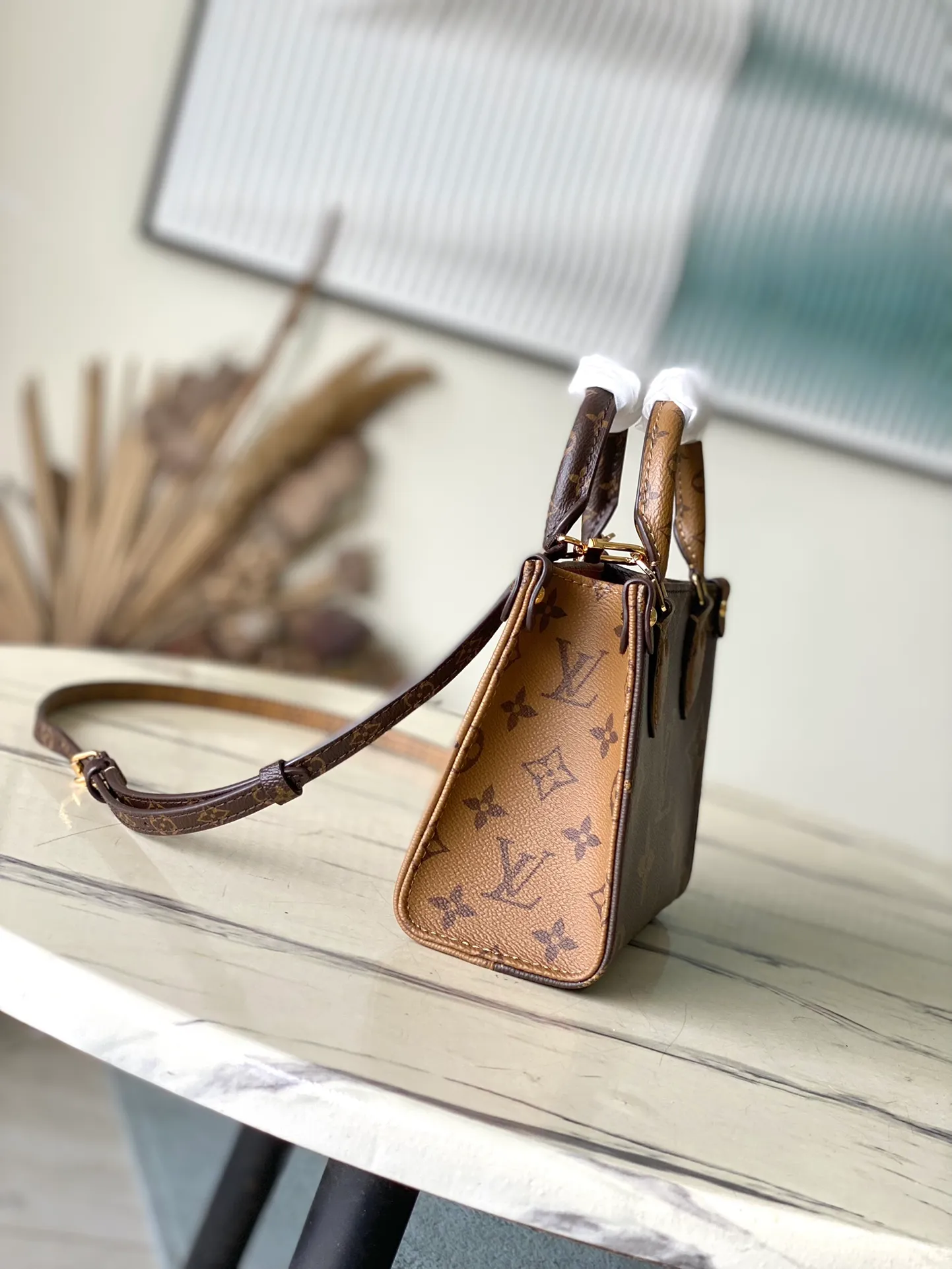 💰760 Top Original Order M46839 This OnTheGo tote bag is made of Monogram cloth to condense the original design, and the leather handle and handle fixings are integrated into Monogram Reverse canvas. There's plenty of space to store your phone, and the detachable and adjustable shoulder strap adds carrying options. Dimensions: 18 × 15 × 8.5 cm