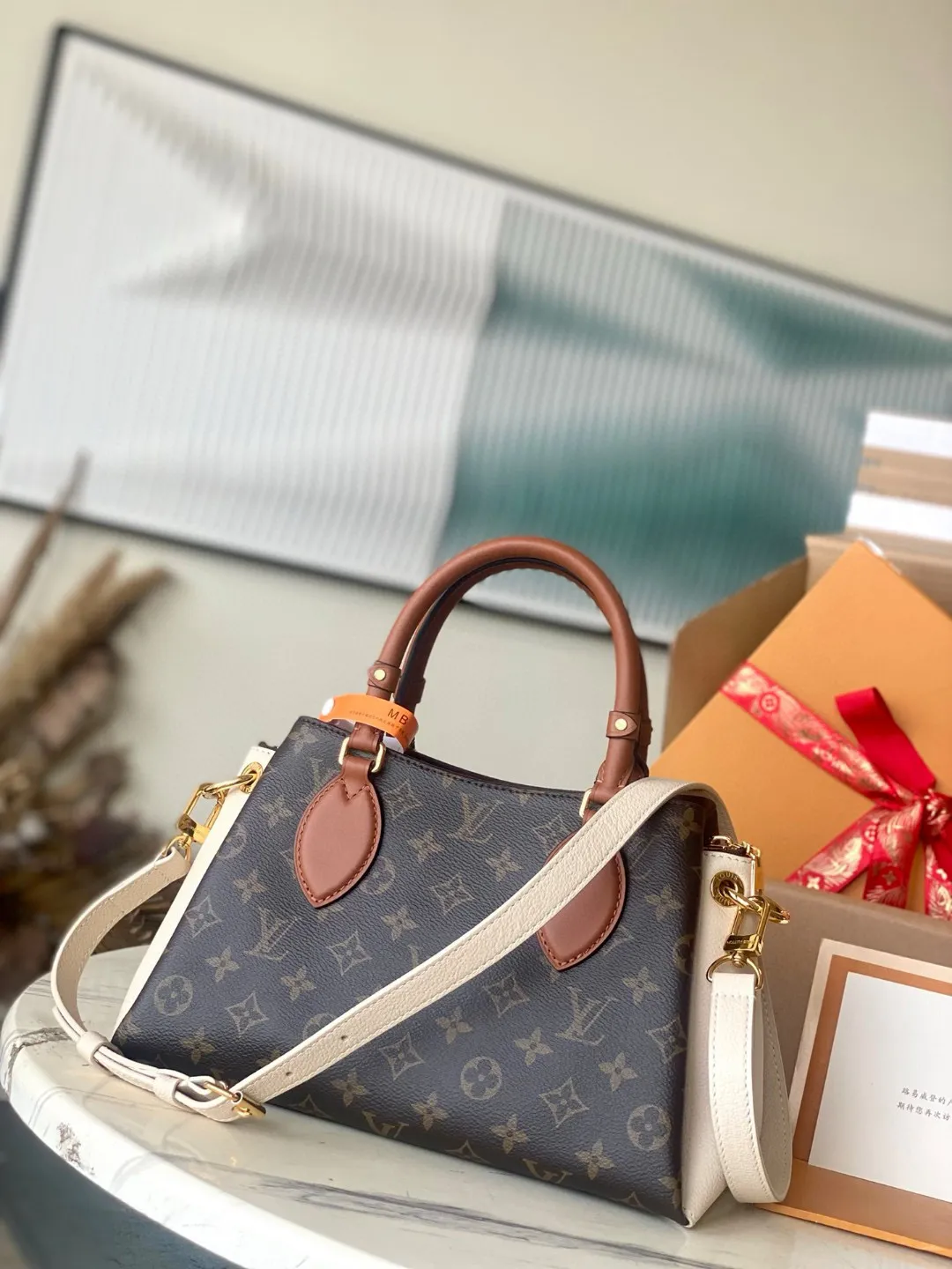 💰1140 (top layer leather) top original M46495 presbyopia🐎🐎Opéra BB handbag is stitched with Monogram canvas, grained leather and smooth leather, showing Louis Vuitton's iconic style. The rolled leather handle is embellished with exquisite rivets, and the leather handle loop references the brand's heritage. There is ample space to accommodate daily necessary details such as a tablet computer. 26 x 18 x 15 cm (length x height x width)