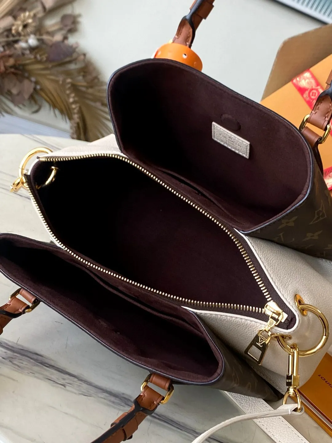 💰1140 (top layer leather) top original M46495 presbyopia🐎🐎Opéra BB handbag is stitched with Monogram canvas, grained leather and smooth leather, showing Louis Vuitton's iconic style. The rolled leather handle is embellished with exquisite rivets, and the leather handle loop references the brand's heritage. There is ample space to accommodate daily necessary details such as a tablet computer. 26 x 18 x 15 cm (length x height x width)