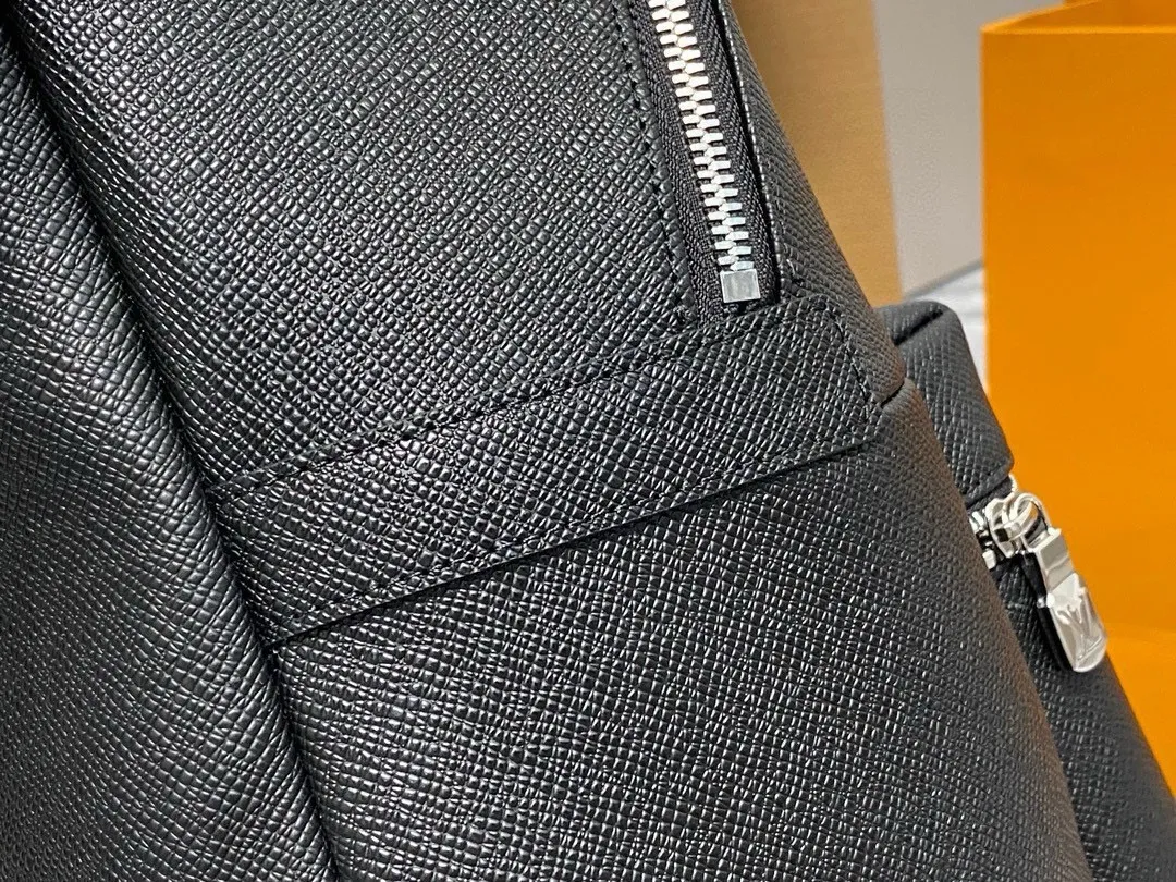 💰1040 (top layer leather) top original order】m33450 black full leather backpack series apollo backpack Inspired by college backpacks, this soft taiga leather apollo backpack brings an extremely comfortable carrying experience. The design style is low-key and elegant, ideal for fashionable men to carry daily items. size: 40*37*20cm.