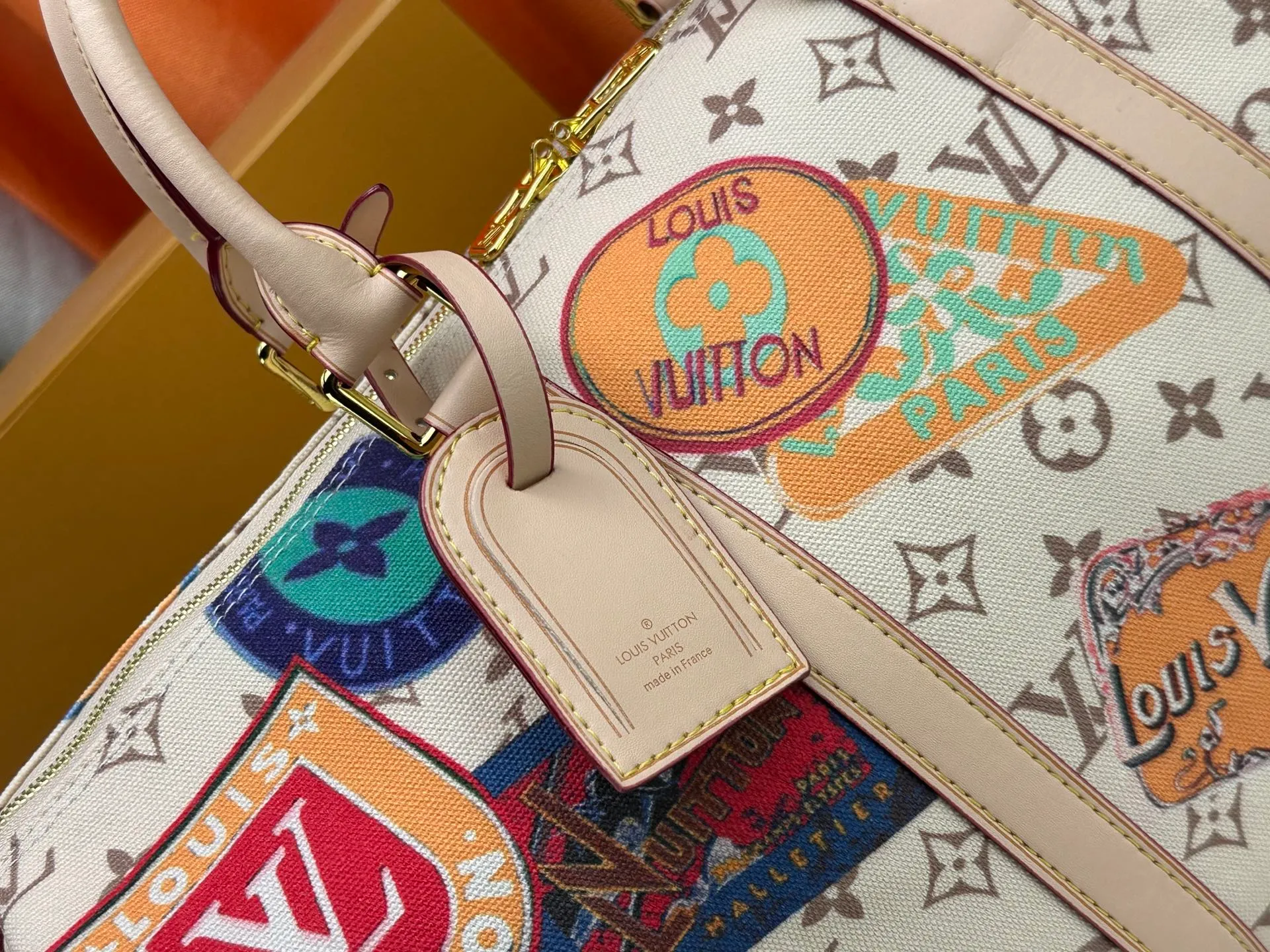 P360 M41418 M14736 This model is "Kipol 45" sewn with a single piece of canvas. The Louis Vuitton travel sticker pack creates a gorgeous vibe and is perfect for any traveler. The leather trimming that further enhances the retro-style charm is also attractive. The optional carry-on bag (which varies by airline and device used) features two top handles and removable and adjustable shoulder straps for multiple carrying options.  45,0