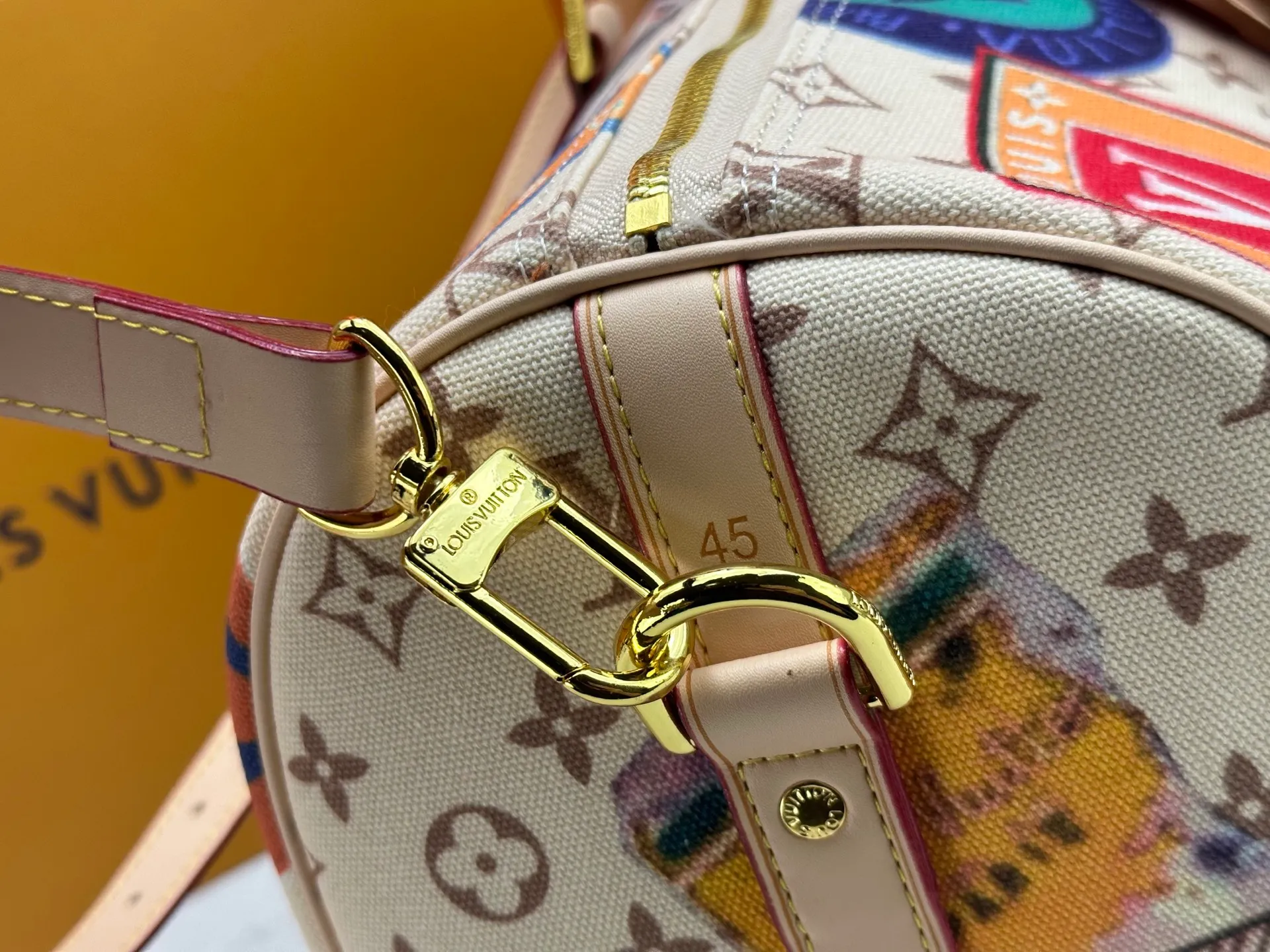 P360 M41418 M14736 This model is "Kipol 45" sewn with a single piece of canvas. The Louis Vuitton travel sticker pack creates a gorgeous vibe and is perfect for any traveler. The leather trimming that further enhances the retro-style charm is also attractive. The optional carry-on bag (which varies by airline and device used) features two top handles and removable and adjustable shoulder straps for multiple carrying options.  45,0