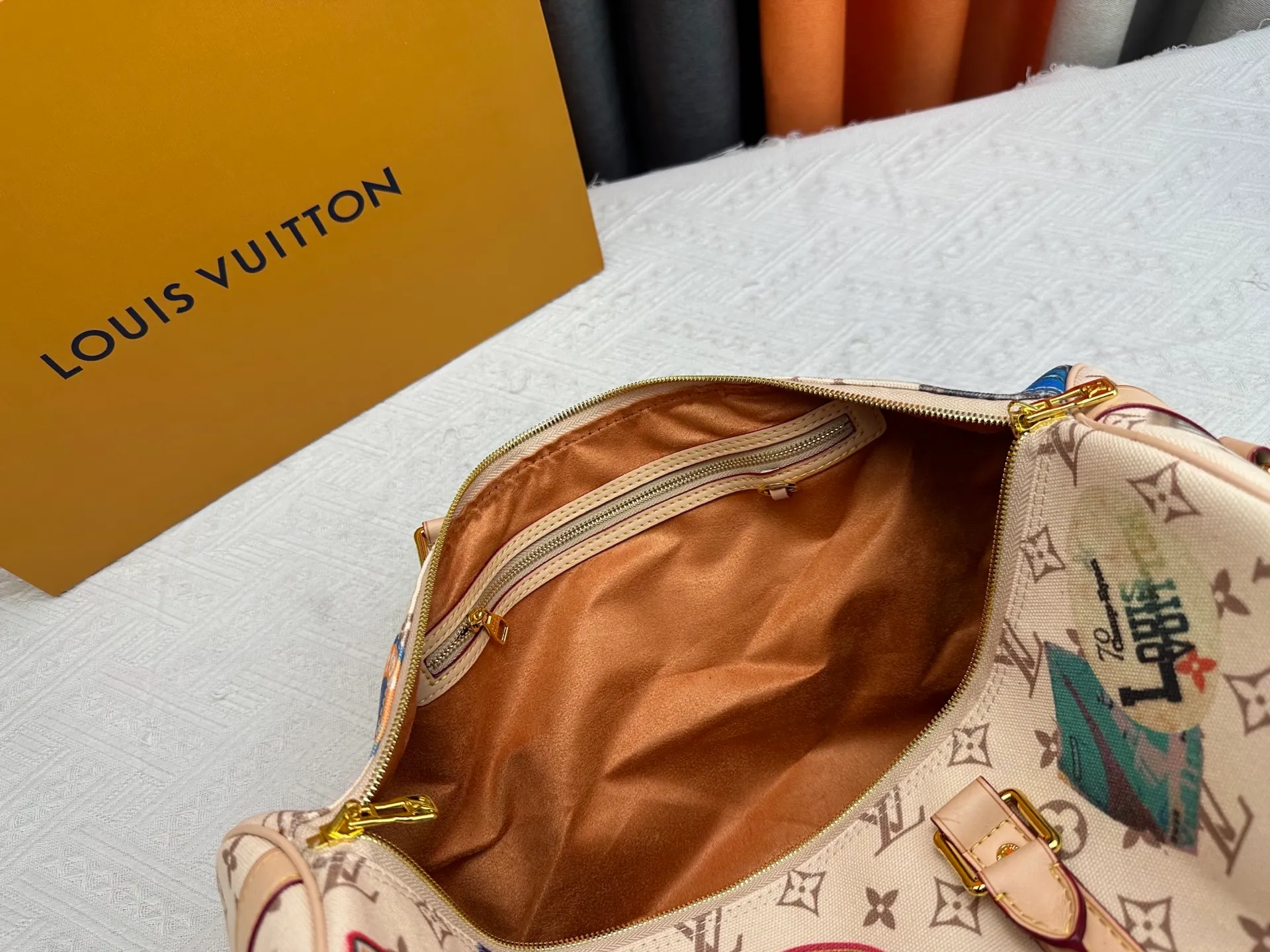 P360 M41418 M14736 This model is "Kipol 45" sewn with a single piece of canvas. The Louis Vuitton travel sticker pack creates a gorgeous vibe and is perfect for any traveler. The leather trimming that further enhances the retro-style charm is also attractive. The optional carry-on bag (which varies by airline and device used) features two top handles and removable and adjustable shoulder straps for multiple carrying options.  45,0