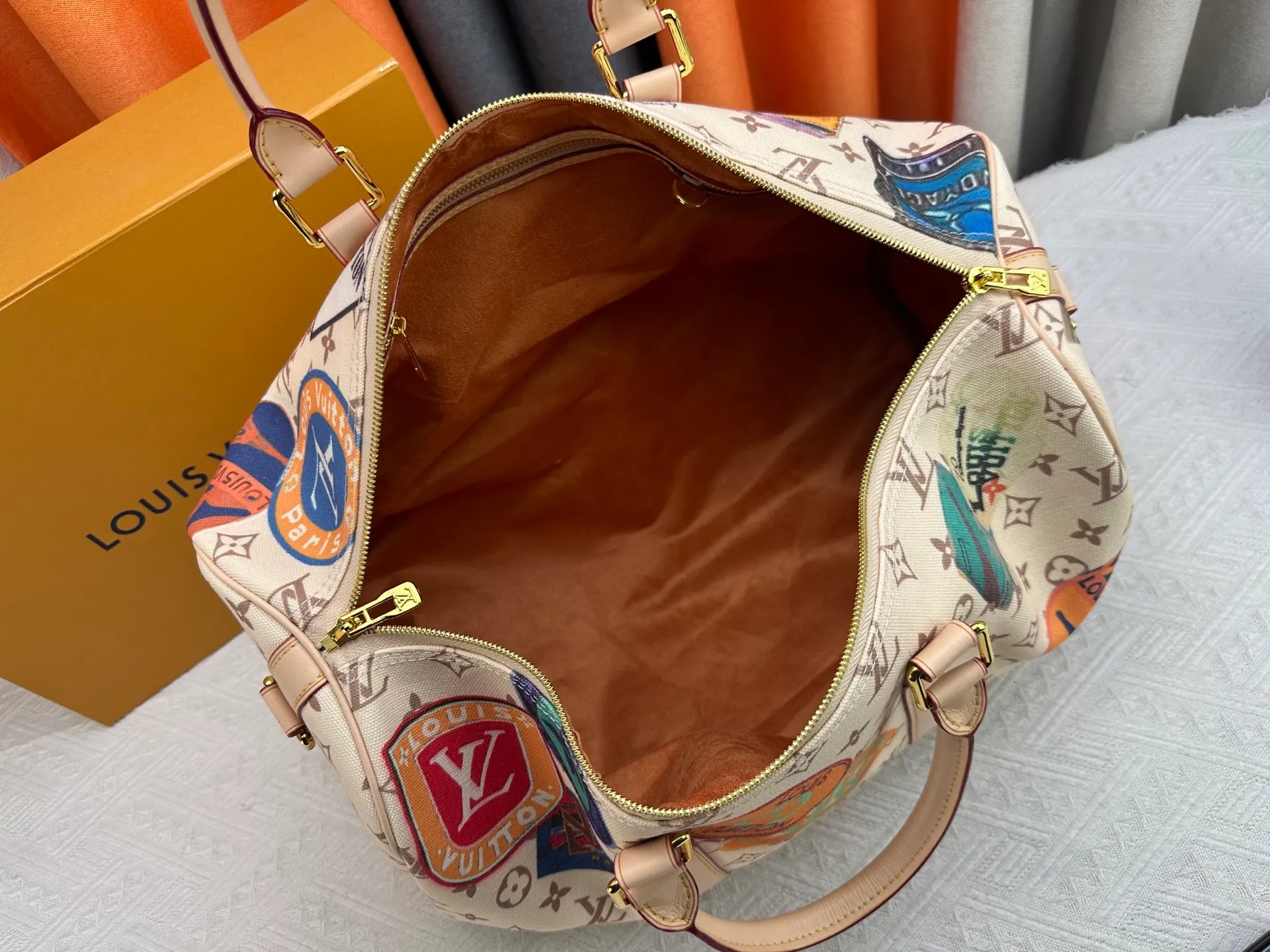 P360 M41418 M14736 This model is "Kipol 45" sewn with a single piece of canvas. The Louis Vuitton travel sticker pack creates a gorgeous vibe and is perfect for any traveler. The leather trimming that further enhances the retro-style charm is also attractive. The optional carry-on bag (which varies by airline and device used) features two top handles and removable and adjustable shoulder straps for multiple carrying options.  45,0