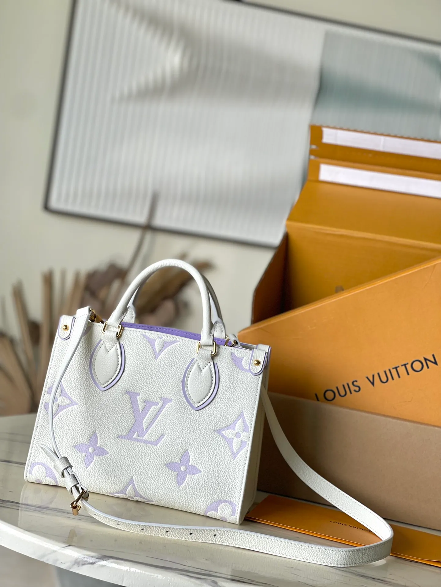 💰1040 (top layer leather) top original order M45779, milky white and purple, supports counter inspection, the photo taken of duty-free goods is consistent with the product without unpacking. This product is an exclusive duty-free product in the market and is the highest-end product. Inspection is supported. This product has passed strict inspection and is flawless. Please wear gloves when touching the product. This product is not returnable or exchangeable. Please confirm the product first and then remove the label on the handle. This product is temporarily not open to the public, only regular customers, and is in short supply. Dimensions: 25 x 19 x 11.5 cm