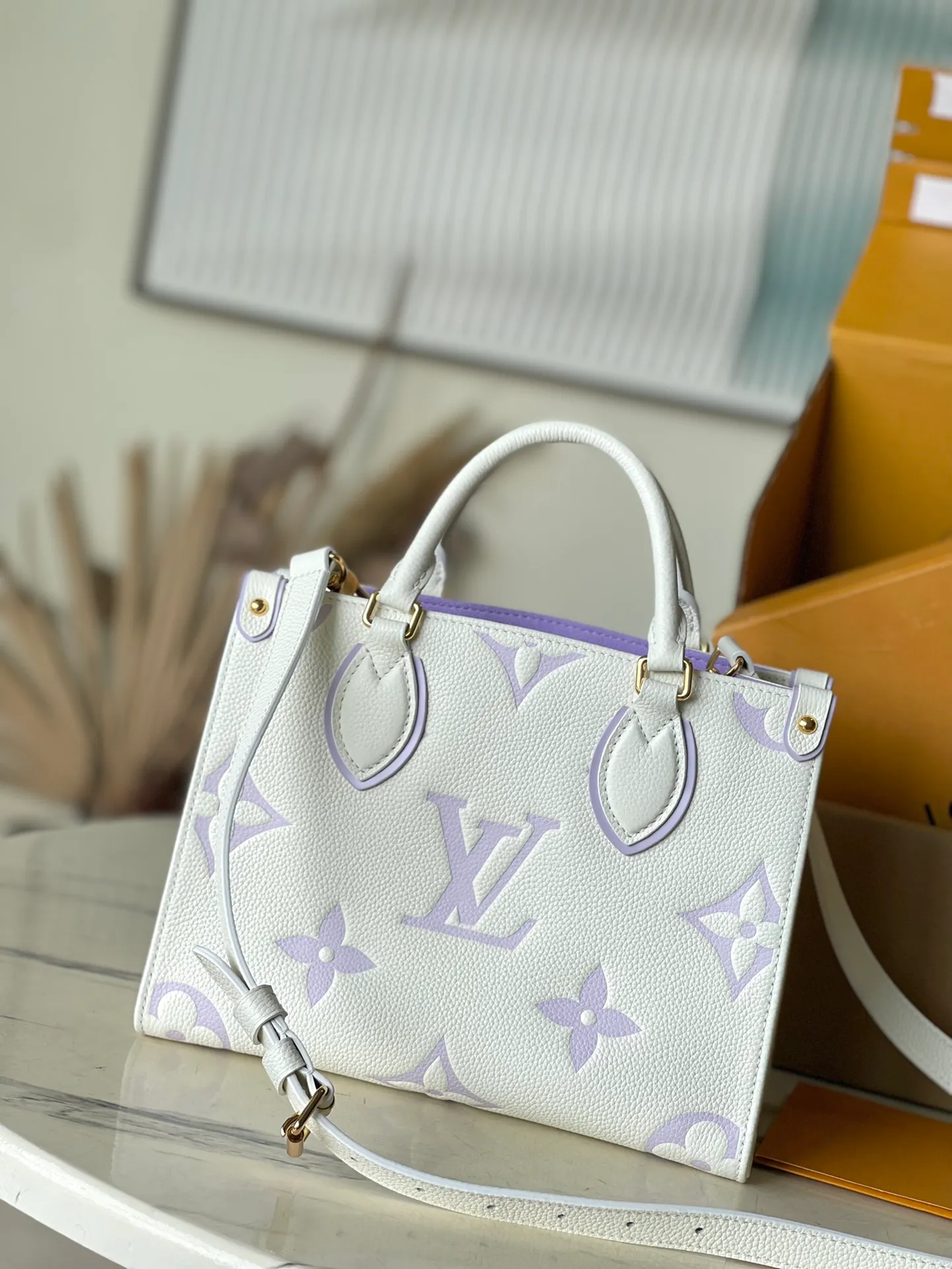 💰1040 (top layer leather) top original order M45779, milky white and purple, supports counter inspection, the photo taken of duty-free goods is consistent with the product without unpacking. This product is an exclusive duty-free product in the market and is the highest-end product. Inspection is supported. This product has passed strict inspection and is flawless. Please wear gloves when touching the product. This product is not returnable or exchangeable. Please confirm the product first and then remove the label on the handle. This product is temporarily not open to the public, only regular customers, and is in short supply. Dimensions: 25 x 19 x 11.5 cm