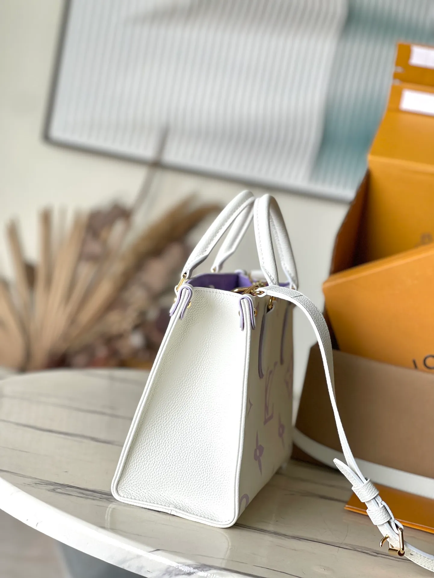 💰1040 (top layer leather) top original order M45779, milky white and purple, supports counter inspection, the photo taken of duty-free goods is consistent with the product without unpacking. This product is an exclusive duty-free product in the market and is the highest-end product. Inspection is supported. This product has passed strict inspection and is flawless. Please wear gloves when touching the product. This product is not returnable or exchangeable. Please confirm the product first and then remove the label on the handle. This product is temporarily not open to the public, only regular customers, and is in short supply. Dimensions: 25 x 19 x 11.5 cm