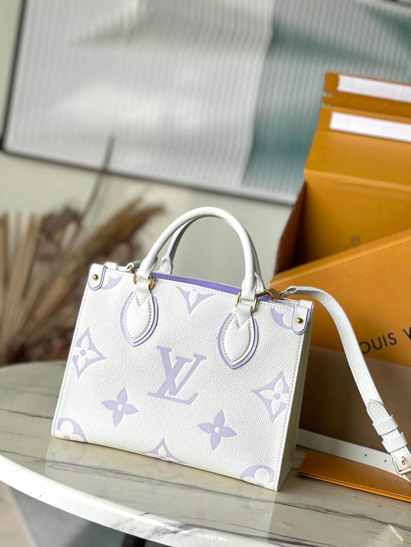 💰1040 (top layer leather) top original order M45779, milky white and purple, supports counter inspection, the photo taken of duty-free goods is consistent with the product without unpacking. This product is an exclusive duty-free product in the market and is the highest-end product. Inspection is supported. This product has passed strict inspection and is flawless. Please wear gloves when touching the product. This product is not returnable or exchangeable. Please confirm the product first and then remove the label on the handle. This product is temporarily not open to the public, only regular customers, and is in short supply. Dimensions: 25 x 19 x 11.5 cm