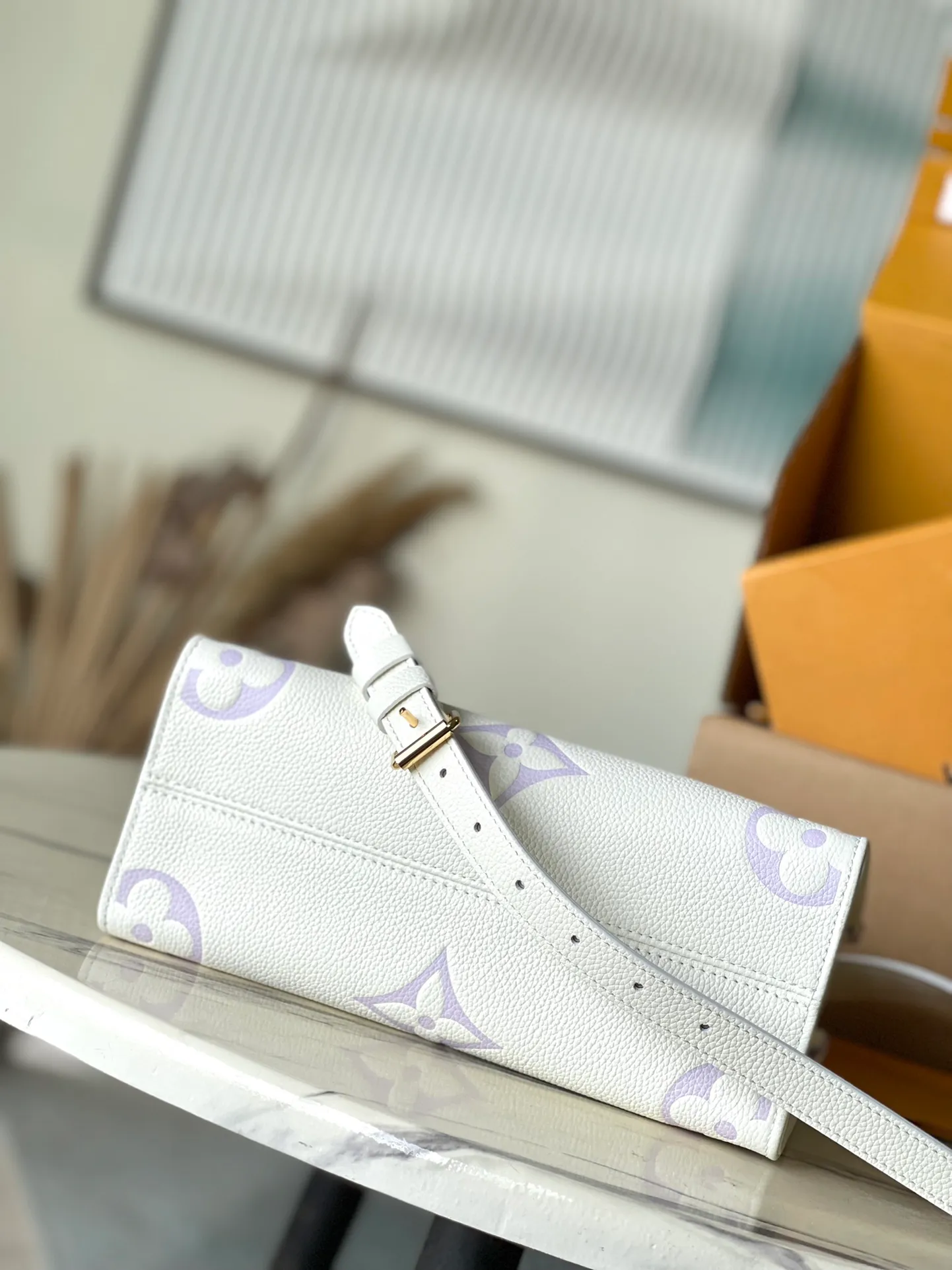 💰1040 (top layer leather) top original order M45779, milky white and purple, supports counter inspection, the photo taken of duty-free goods is consistent with the product without unpacking. This product is an exclusive duty-free product in the market and is the highest-end product. Inspection is supported. This product has passed strict inspection and is flawless. Please wear gloves when touching the product. This product is not returnable or exchangeable. Please confirm the product first and then remove the label on the handle. This product is temporarily not open to the public, only regular customers, and is in short supply. Dimensions: 25 x 19 x 11.5 cm