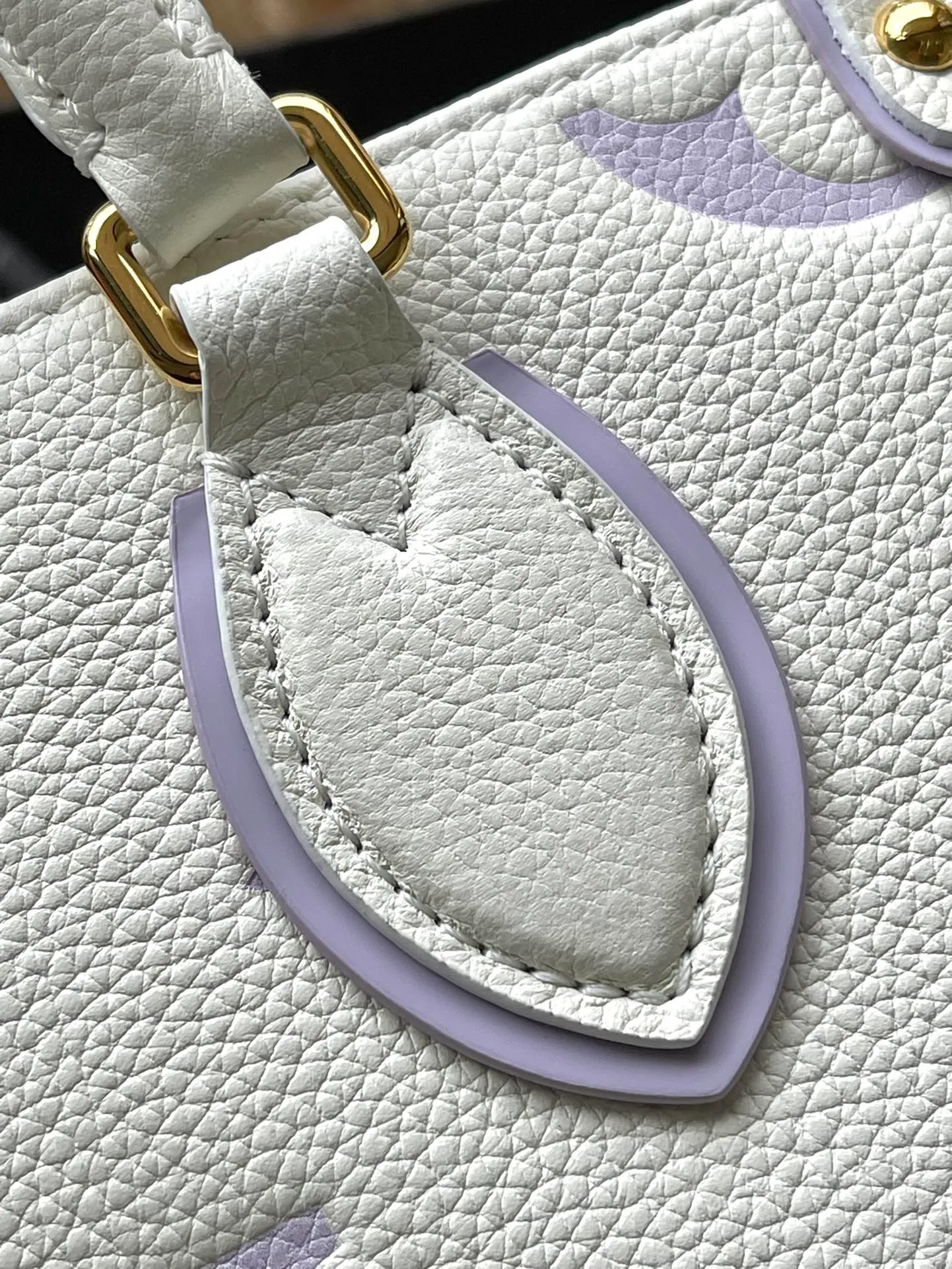 💰1040 (top layer leather) top original order M45779, milky white and purple, supports counter inspection, the photo taken of duty-free goods is consistent with the product without unpacking. This product is an exclusive duty-free product in the market and is the highest-end product. Inspection is supported. This product has passed strict inspection and is flawless. Please wear gloves when touching the product. This product is not returnable or exchangeable. Please confirm the product first and then remove the label on the handle. This product is temporarily not open to the public, only regular customers, and is in short supply. Dimensions: 25 x 19 x 11.5 cm