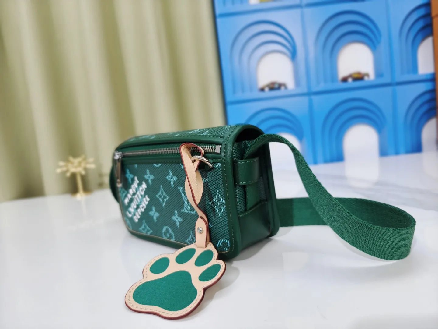P180💰 Upgraded from the original M12599 black flower M12637 green flower. This Bosphore mini handbag is named after the brand's retro Bosphore series in the 2000s. Its simple lines and compact structure make it comfortable to carry, and it also uses a detachable nameplate to show its classic feel. The adjustable fabric shoulder strap crosses the accordion loop and is a refined detail along with the zippered front pocket. Dimensions: 19x 12x 7 cm (length x height x width)