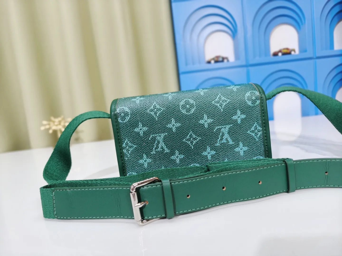 P180💰 Upgraded from the original M12599 black flower M12637 green flower. This Bosphore mini handbag is named after the brand's retro Bosphore series in the 2000s. Its simple lines and compact structure make it comfortable to carry, and it also uses a detachable nameplate to show its classic feel. The adjustable fabric shoulder strap crosses the accordion loop and is a refined detail along with the zippered front pocket. Dimensions: 19x 12x 7 cm (length x height x width)