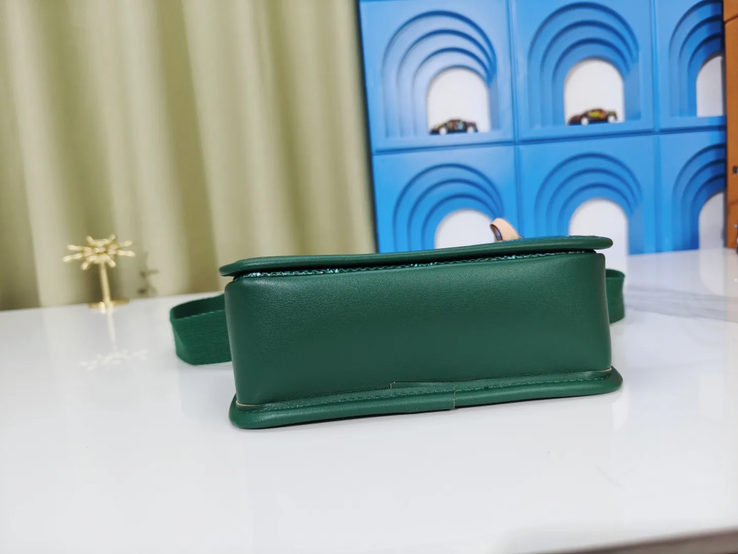 P180💰 Upgraded from the original M12599 black flower M12637 green flower. This Bosphore mini handbag is named after the brand's retro Bosphore series in the 2000s. Its simple lines and compact structure make it comfortable to carry, and it also uses a detachable nameplate to show its classic feel. The adjustable fabric shoulder strap crosses the accordion loop and is a refined detail along with the zippered front pocket. Dimensions: 19x 12x 7 cm (length x height x width)