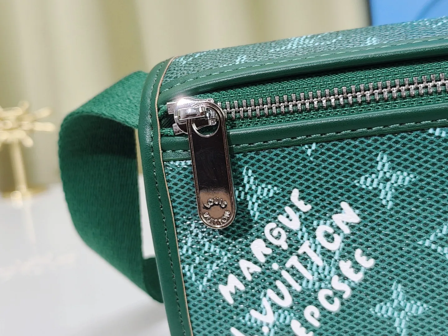 P180💰 Upgraded from the original M12599 black flower M12637 green flower. This Bosphore mini handbag is named after the brand's retro Bosphore series in the 2000s. Its simple lines and compact structure make it comfortable to carry, and it also uses a detachable nameplate to show its classic feel. The adjustable fabric shoulder strap crosses the accordion loop and is a refined detail along with the zippered front pocket. Dimensions: 19x 12x 7 cm (length x height x width)