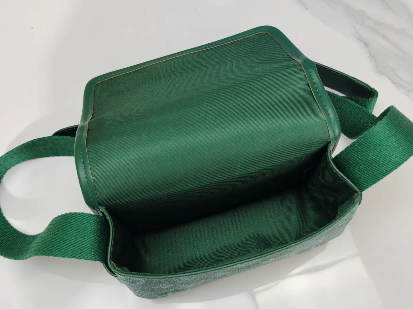 P180💰 Upgraded from the original M12599 black flower M12637 green flower. This Bosphore mini handbag is named after the brand's retro Bosphore series in the 2000s. Its simple lines and compact structure make it comfortable to carry, and it also uses a detachable nameplate to show its classic feel. The adjustable fabric shoulder strap crosses the accordion loop and is a refined detail along with the zippered front pocket. Dimensions: 19x 12x 7 cm (length x height x width)