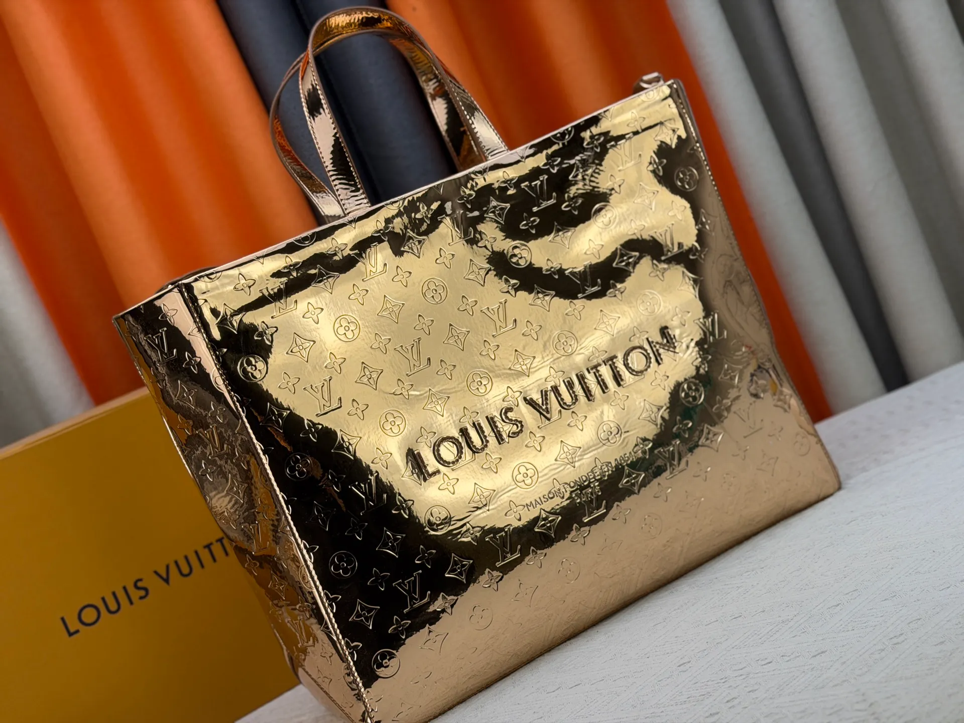 P320 M24457 Silver Gunmetal Gradient Pink Blue Plaid Yellow Plaid Gradient Blue Presbyopic Plaid Gradient Purple Grass Green Pink Black Orange Blue Green Gray Presbyopia Plaid Black Crocodile Orange Crocodile This Shopper medium handbag draws inspiration from Louis Vuitton shopping bags, expressing Louis Vuitton and Maison Fondée En 1854 in soft cow leather. Lettering, top handle and removable shoulder strap. Dimensions: 42x34x16cm