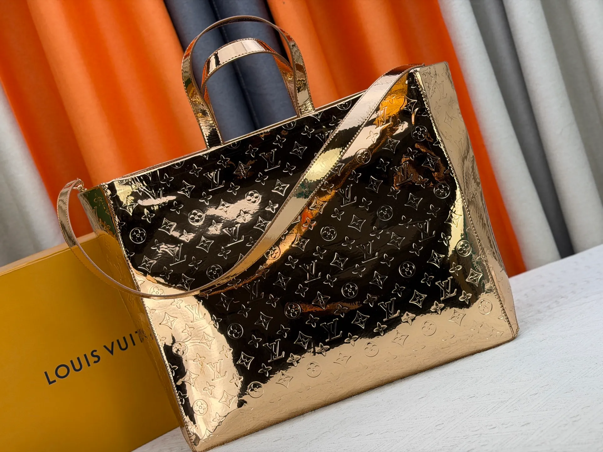 P320 M24457 Silver Gunmetal Gradient Pink Blue Plaid Yellow Plaid Gradient Blue Presbyopic Plaid Gradient Purple Grass Green Pink Black Orange Blue Green Gray Presbyopia Plaid Black Crocodile Orange Crocodile This Shopper medium handbag draws inspiration from Louis Vuitton shopping bags, expressing Louis Vuitton and Maison Fondée En 1854 in soft cow leather. Lettering, top handle and removable shoulder strap. Dimensions: 42x34x16cm