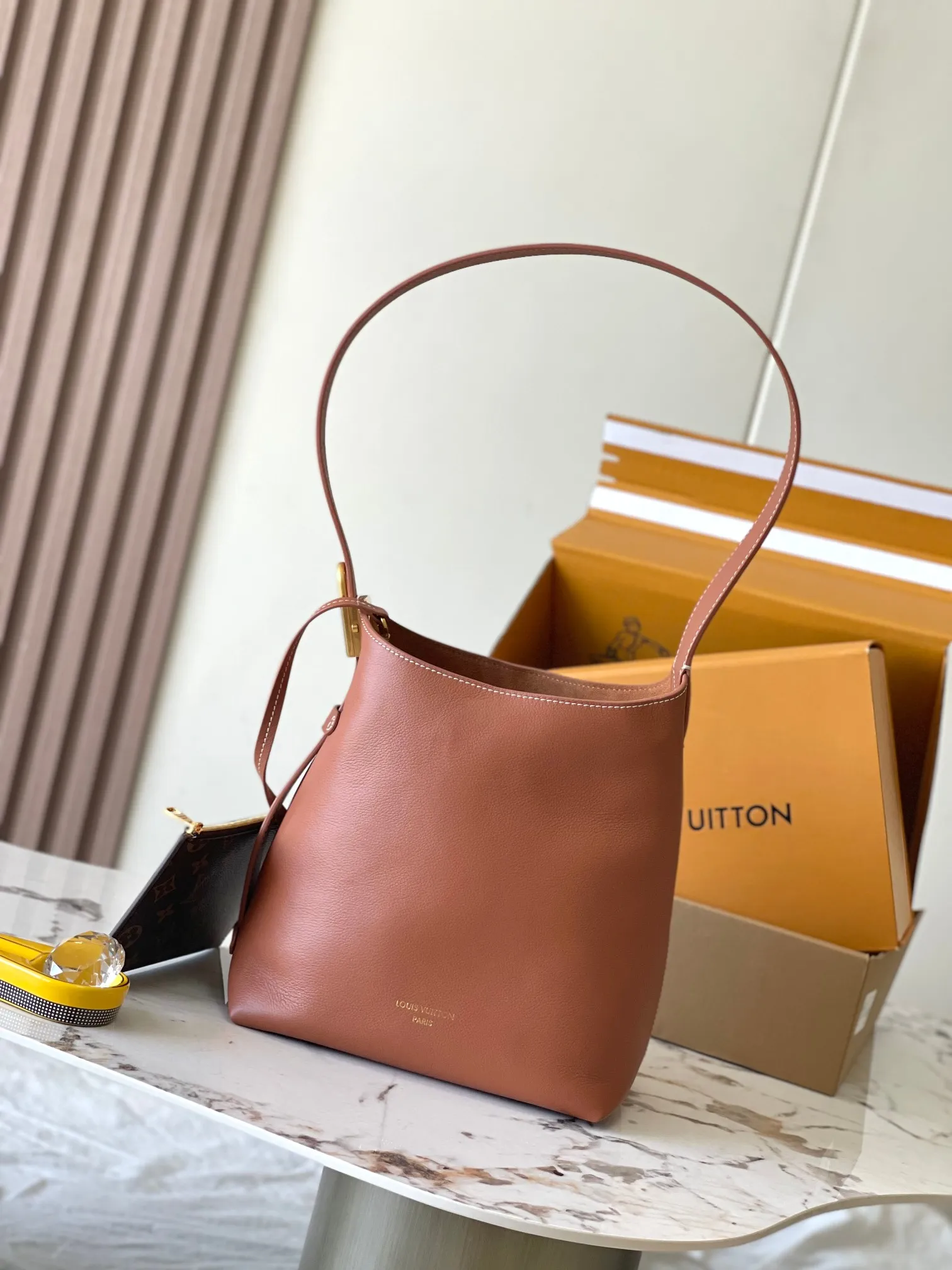 p2800 [Special grade MB chip version original leather] Low Key Hobo small size uses soft cow leather to outline simple and elegant lines, and is paired with suede lining to release a trendy atmosphere, fully demonstrating the brand's exquisite craftsmanship. Model: M25354 brown dynamic chip version Material: A-grade all-steel hardware, imported original fabric Packaging: full set of original factory duty-free MB packaging Size: 24*28*16CM