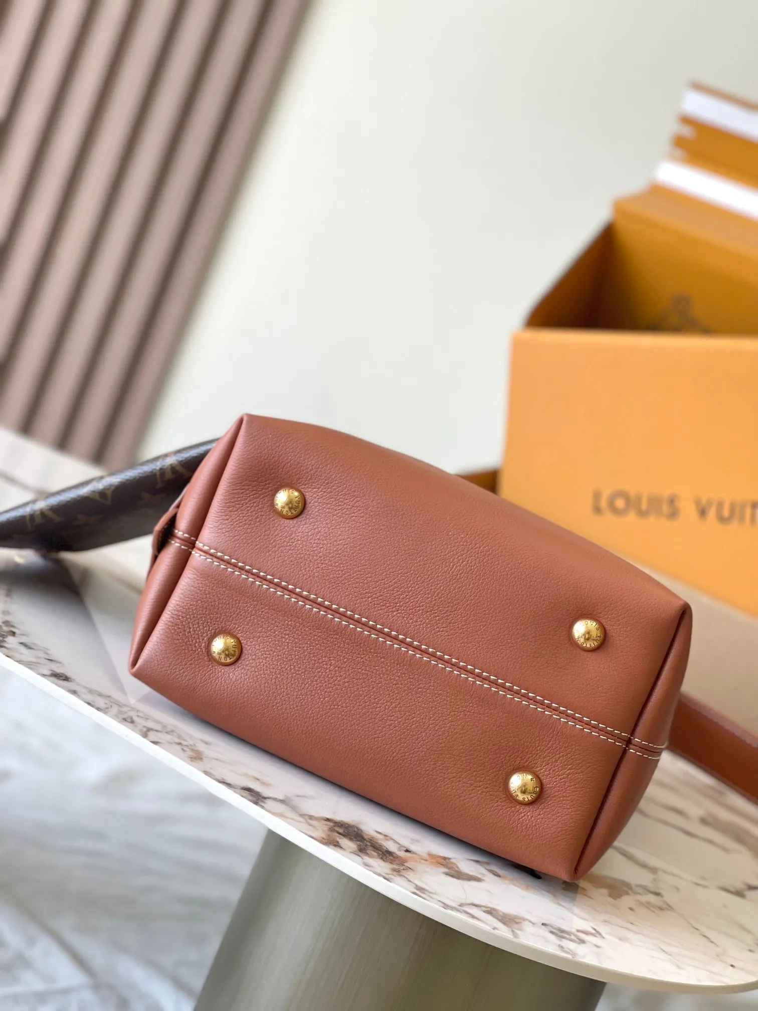 p2800 [Special grade MB chip version original leather] Low Key Hobo small size uses soft cow leather to outline simple and elegant lines, and is paired with suede lining to release a trendy atmosphere, fully demonstrating the brand's exquisite craftsmanship. Model: M25354 brown dynamic chip version Material: A-grade all-steel hardware, imported original fabric Packaging: full set of original factory duty-free MB packaging Size: 24*28*16CM