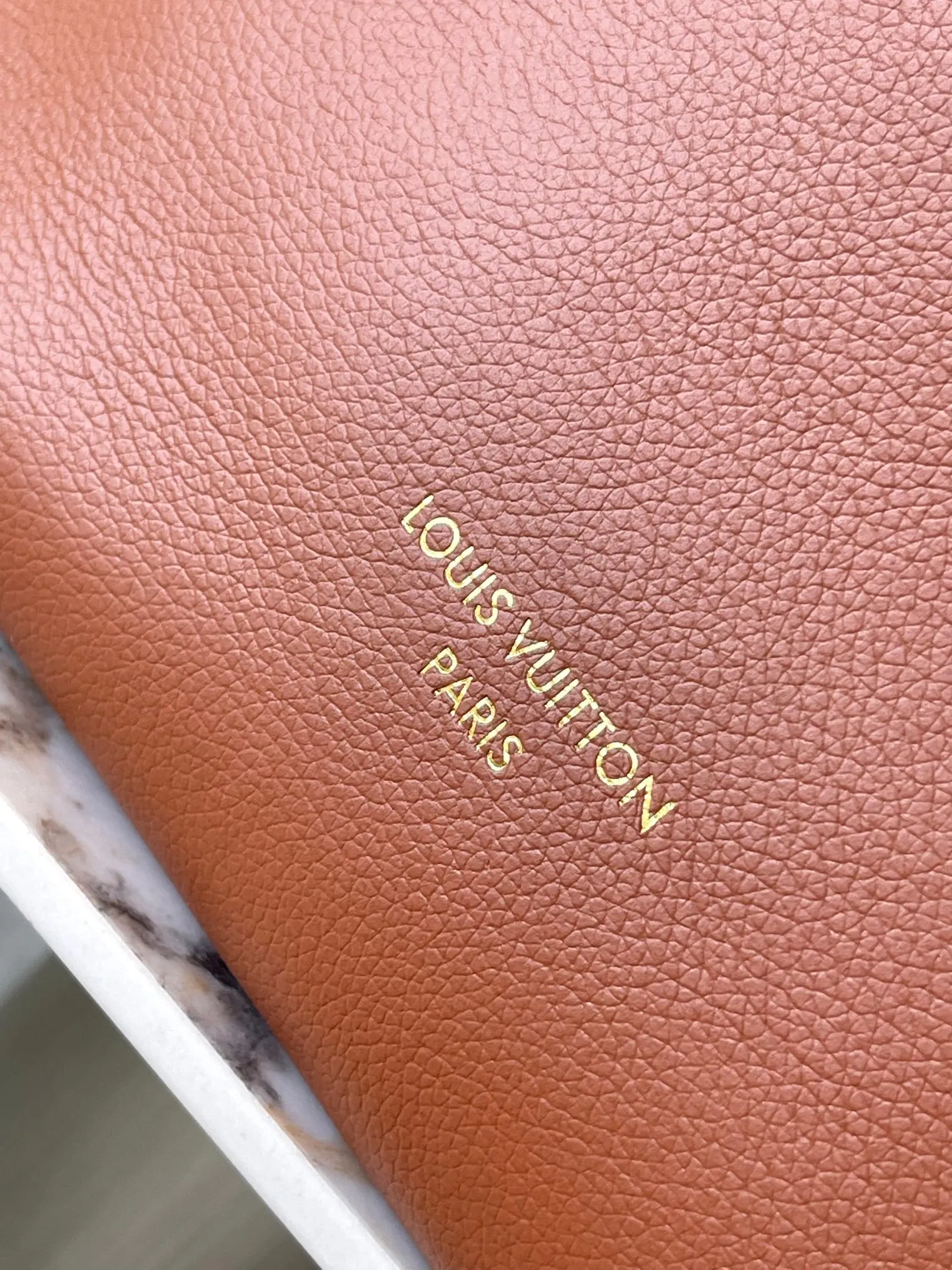 p2800 [Special grade MB chip version original leather] Low Key Hobo small size uses soft cow leather to outline simple and elegant lines, and is paired with suede lining to release a trendy atmosphere, fully demonstrating the brand's exquisite craftsmanship. Model: M25354 brown dynamic chip version Material: A-grade all-steel hardware, imported original fabric Packaging: full set of original factory duty-free MB packaging Size: 24*28*16CM