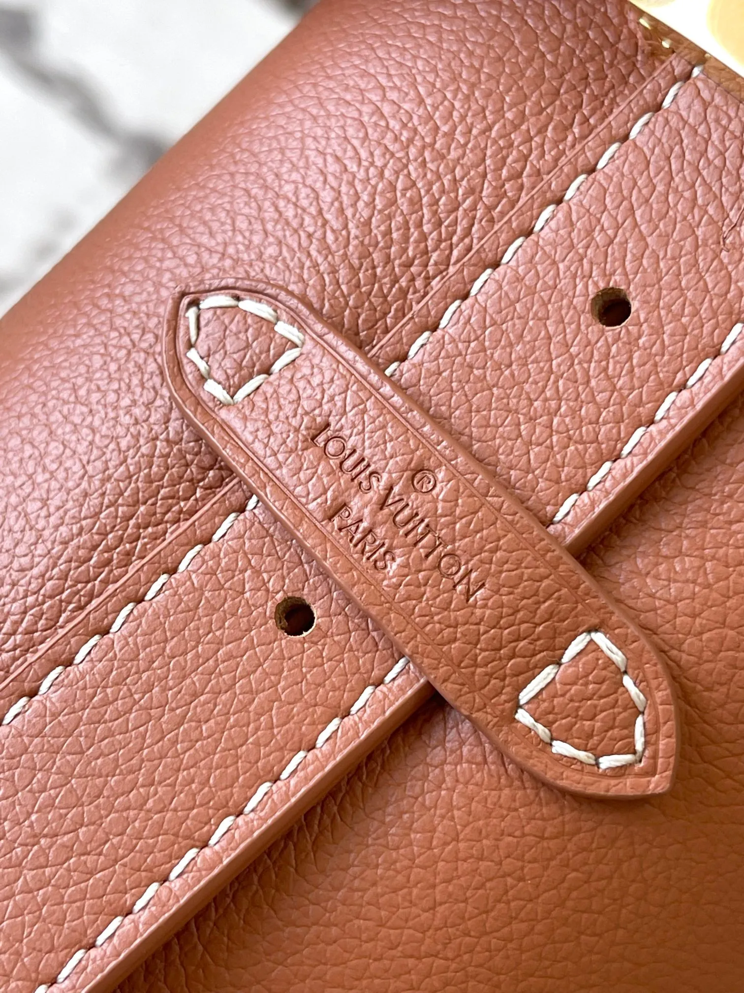 p2800 [Special grade MB chip version original leather] Low Key Hobo small size uses soft cow leather to outline simple and elegant lines, and is paired with suede lining to release a trendy atmosphere, fully demonstrating the brand's exquisite craftsmanship. Model: M25354 brown dynamic chip version Material: A-grade all-steel hardware, imported original fabric Packaging: full set of original factory duty-free MB packaging Size: 24*28*16CM