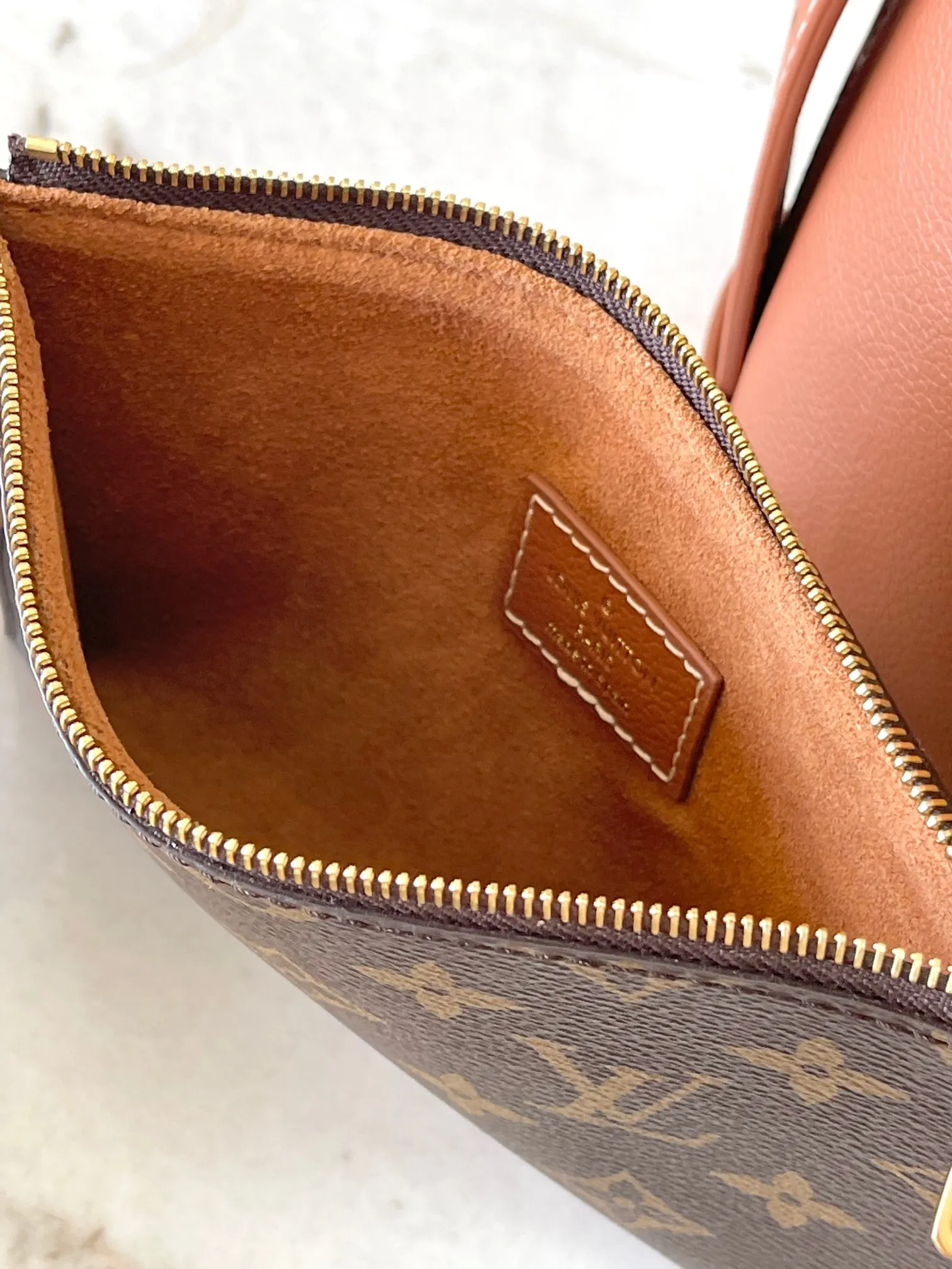 p2800 [Special grade MB chip version original leather] Low Key Hobo small size uses soft cow leather to outline simple and elegant lines, and is paired with suede lining to release a trendy atmosphere, fully demonstrating the brand's exquisite craftsmanship. Model: M25354 brown dynamic chip version Material: A-grade all-steel hardware, imported original fabric Packaging: full set of original factory duty-free MB packaging Size: 24*28*16CM