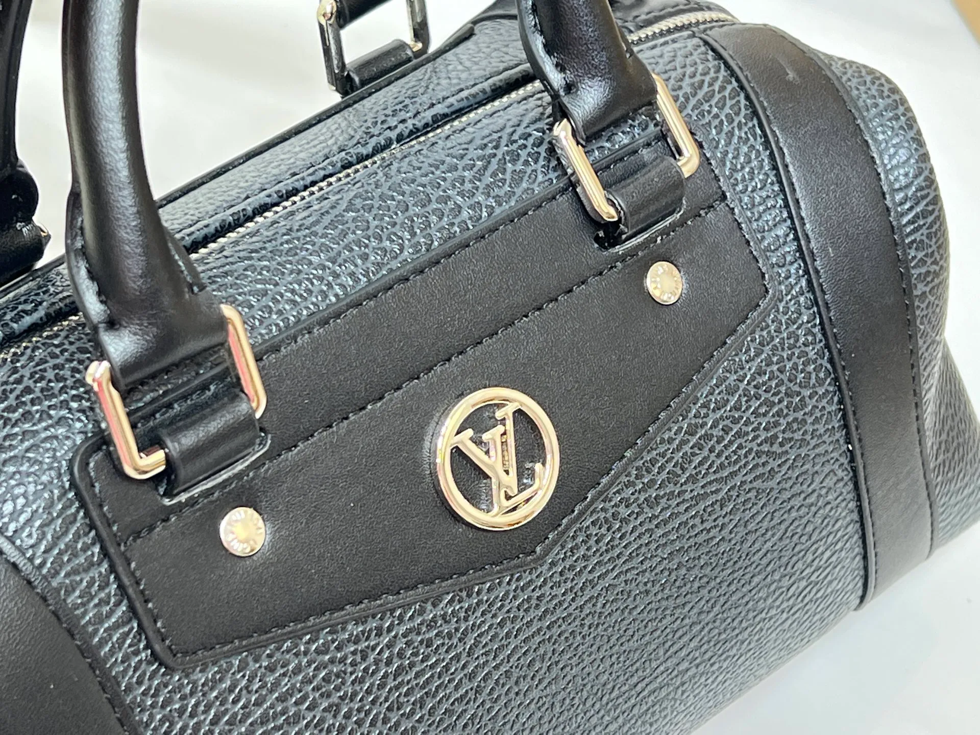 Batch 320💰[Exclusive real shot] Medium size M25566 M14623 Full leather motorcycle bag M14702 M14700 NANO LV BIKER handbag This Nano LV Rider handbag is from the 2025 spring and summer series. It is made of pixelated grain sheep leather with smooth cow leather elements, and is decorated with LV Circle logo. The foldable configuration makes it easy to store in a suitcase, and the modern design adds a rock-n-roll edge to any look. Dimensions: 10 x 10 x 23 cm