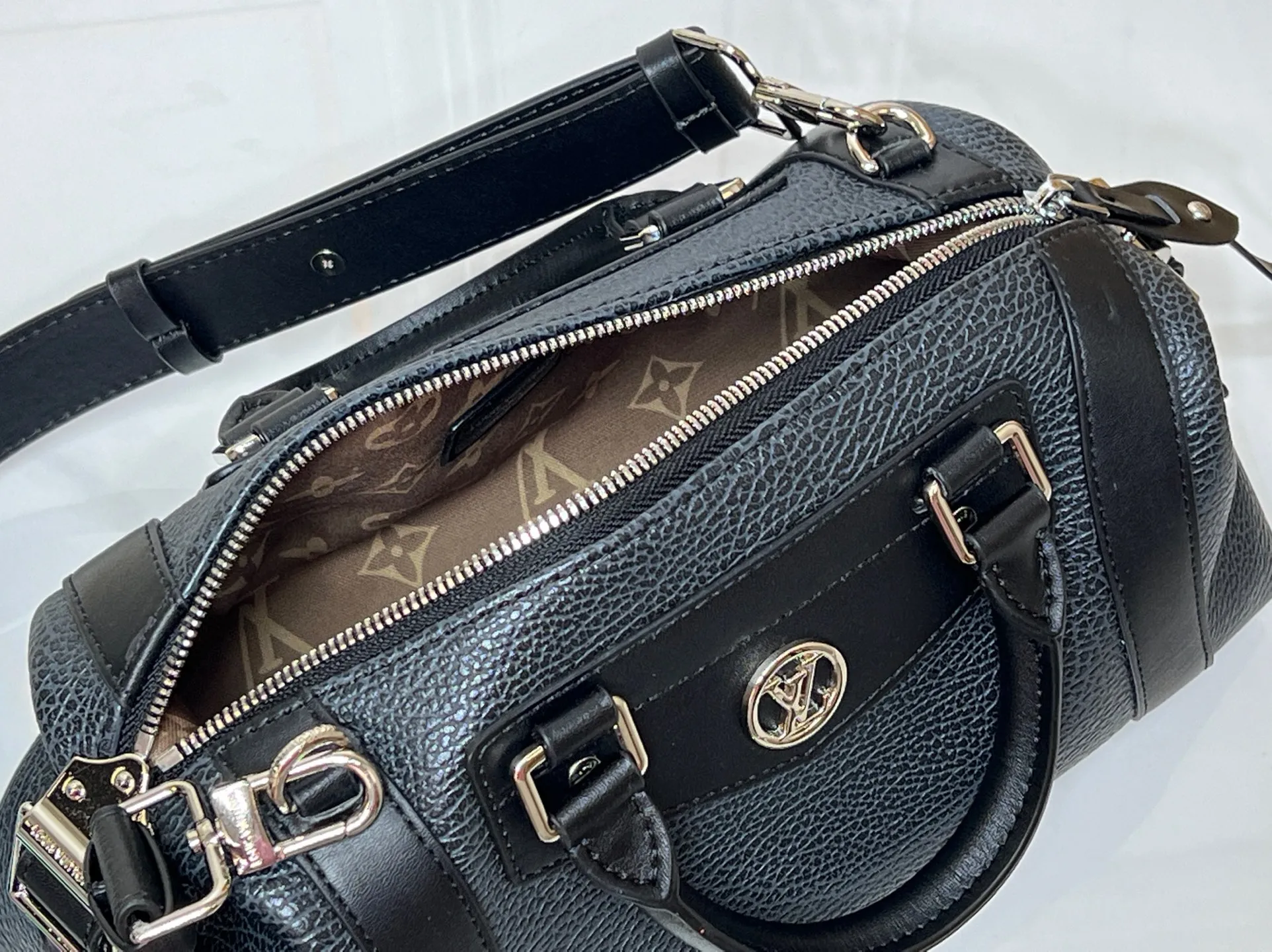 Batch 320💰[Exclusive real shot] Medium size M25566 M14623 Full leather motorcycle bag M14702 M14700 NANO LV BIKER handbag This Nano LV Rider handbag is from the 2025 spring and summer series. It is made of pixelated grain sheep leather with smooth cow leather elements, and is decorated with LV Circle logo. The foldable configuration makes it easy to store in a suitcase, and the modern design adds a rock-n-roll edge to any look. Dimensions: 10 x 10 x 23 cm