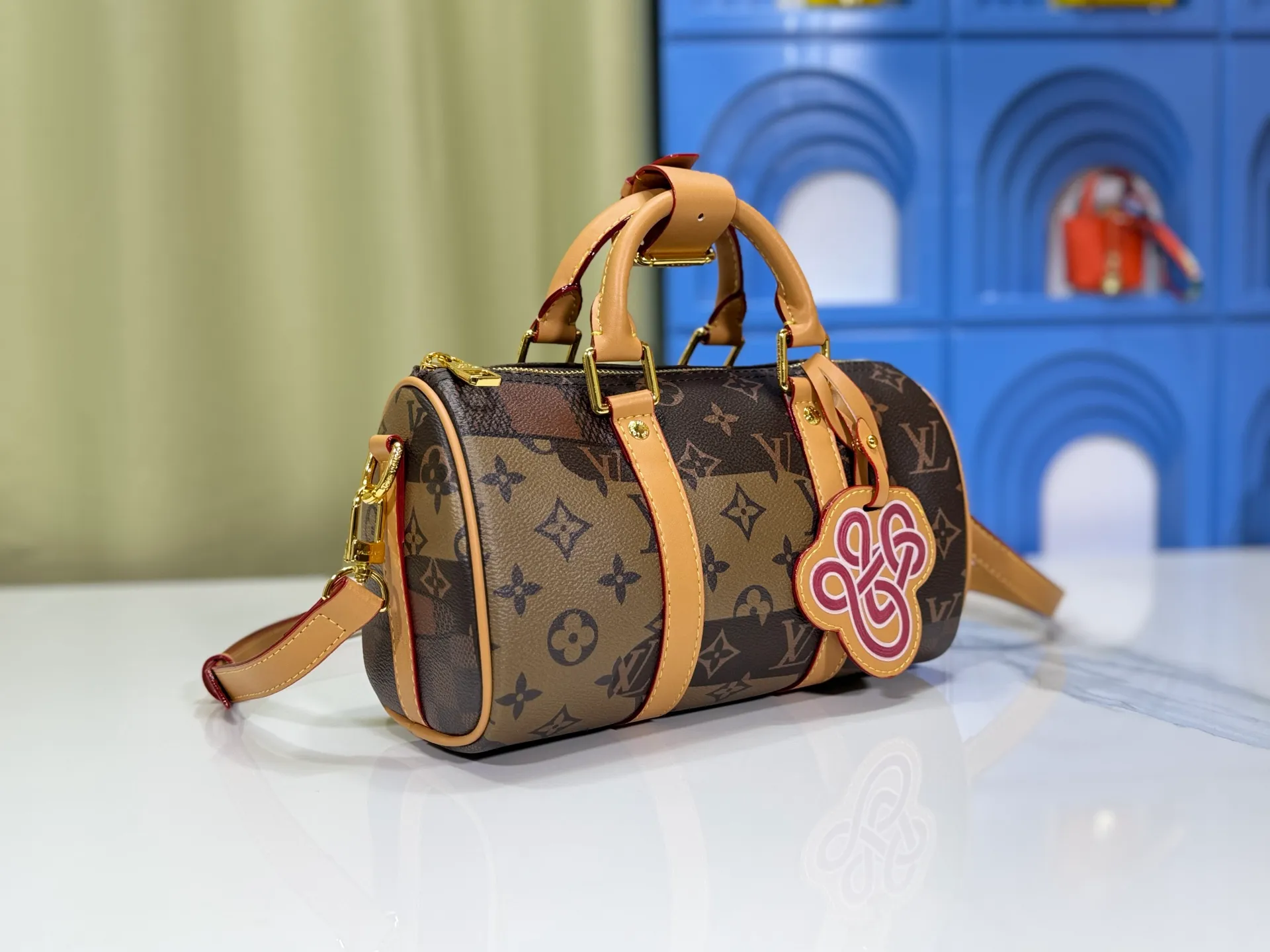 P240 Upgraded original version M13935 gradient rainbow, black and white three colors N40770 Brown M15428 Presbyopia M46271 Black flower M20900 M46249 This handbag condenses the classic silhouette of the Keepall travel bag and is made of Monogram embossed Taurillon leather. The compact structure is suitable for storing small items such as mobile phones and wallets. With its clever use of leather handles and detachable shoulder strap, it's easy to carry with you in trendy style. Detailed features Dimensions: 25✘15✘11 cm