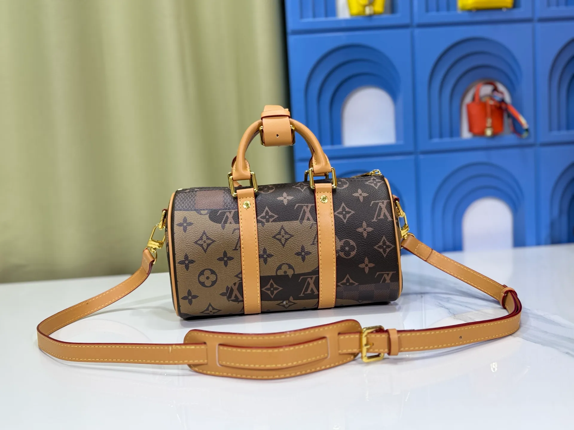 P240 Upgraded original version M13935 gradient rainbow, black and white three colors N40770 Brown M15428 Presbyopia M46271 Black flower M20900 M46249 This handbag condenses the classic silhouette of the Keepall travel bag and is made of Monogram embossed Taurillon leather. The compact structure is suitable for storing small items such as mobile phones and wallets. With its clever use of leather handles and detachable shoulder strap, it's easy to carry with you in trendy style. Detailed features Dimensions: 25✘15✘11 cm