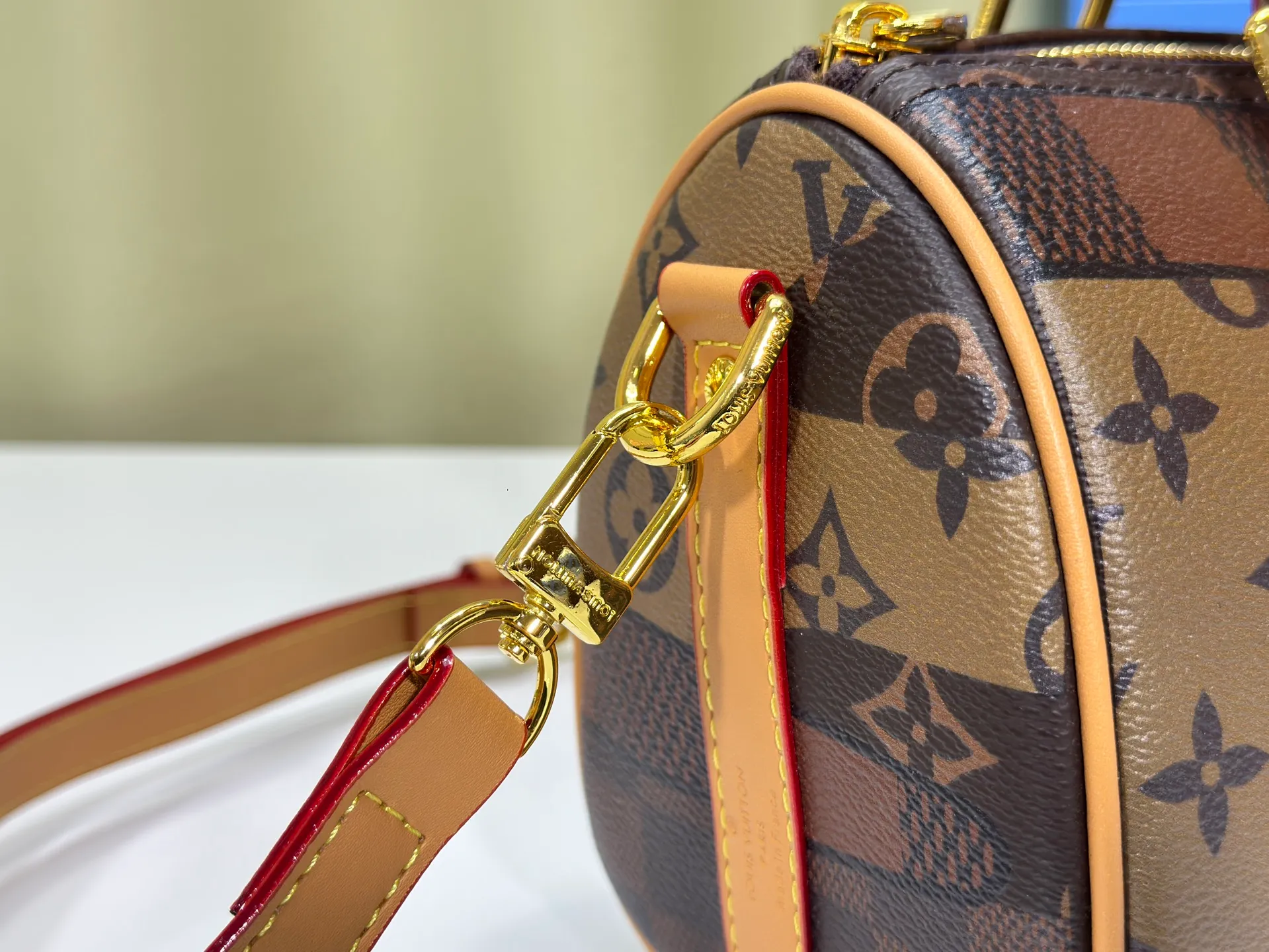 P240 Upgraded original version M13935 gradient rainbow, black and white three colors N40770 Brown M15428 Presbyopia M46271 Black flower M20900 M46249 This handbag condenses the classic silhouette of the Keepall travel bag and is made of Monogram embossed Taurillon leather. The compact structure is suitable for storing small items such as mobile phones and wallets. With its clever use of leather handles and detachable shoulder strap, it's easy to carry with you in trendy style. Detailed features Dimensions: 25✘15✘11 cm