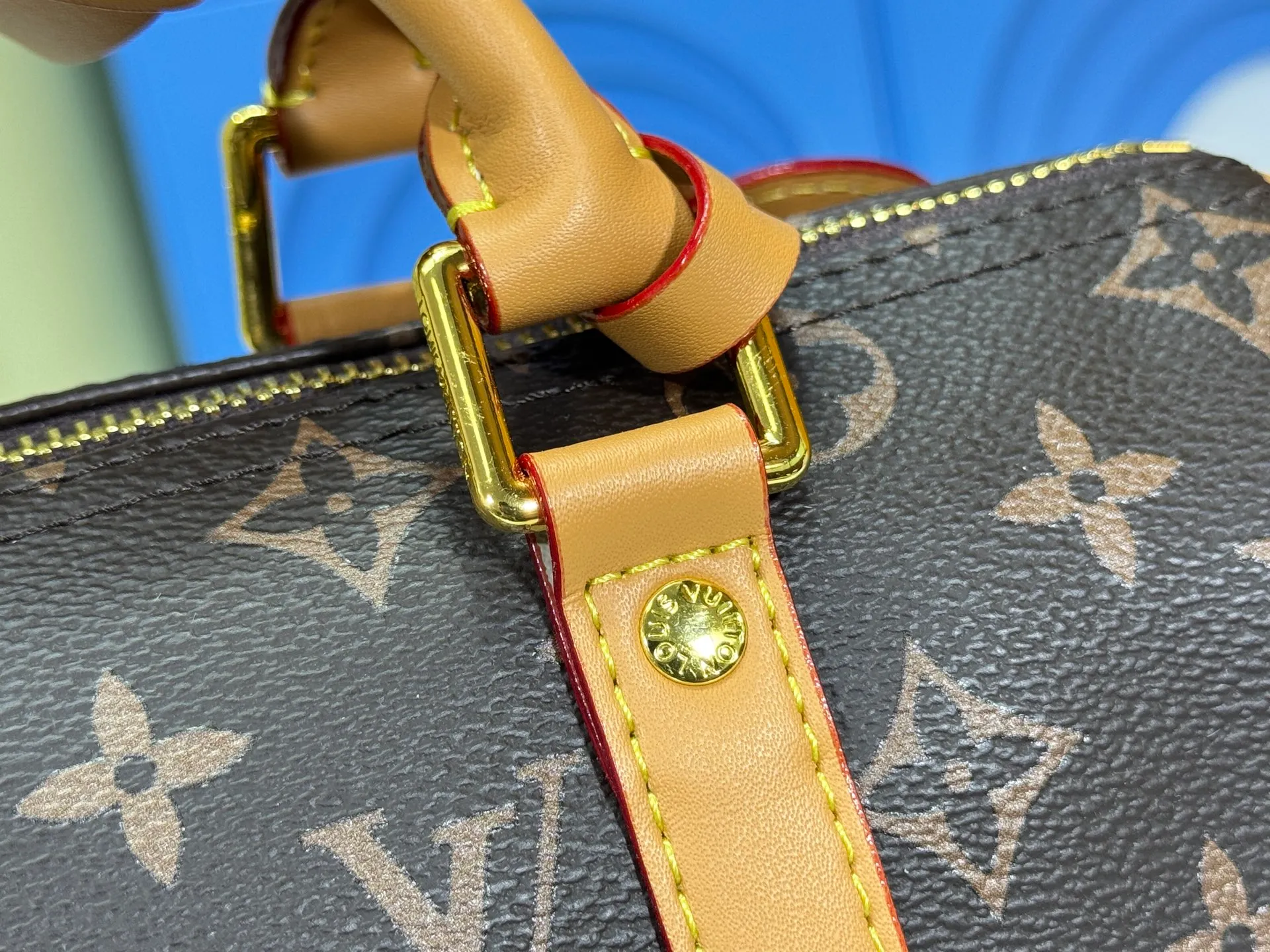 P240 Upgraded original version M13935 gradient rainbow, black and white three colors N40770 Brown M15428 Presbyopia M46271 Black flower M20900 M46249 This handbag condenses the classic silhouette of the Keepall travel bag and is made of Monogram embossed Taurillon leather. The compact structure is suitable for storing small items such as mobile phones and wallets. With its clever use of leather handles and detachable shoulder strap, it's easy to carry with you in trendy style. Detailed features Dimensions: 25✘15✘11 cm