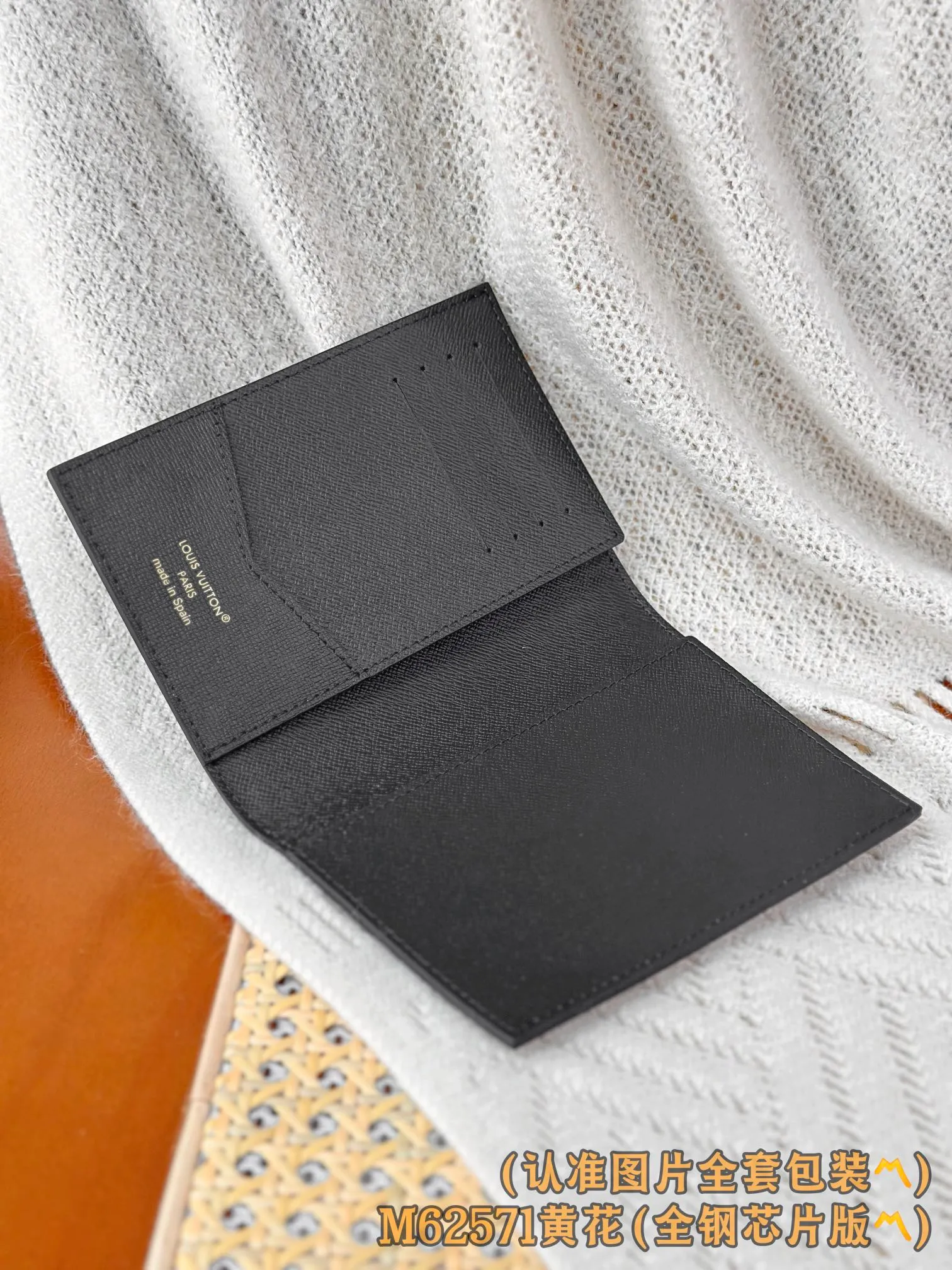 💰500【Genuine Grade】【Special Grade MB All Steel High Elastic Fabric】M62571 Yellow Flower (〽️A Grade All Steel Version〽️) Personalized customization! Changing code chip! Passport Cover, the modern traveler's favorite accessory, this coated canvas passport cover combines style and practicality. Equipped with four credit card slots and two convenient pockets for quick access to your passport. 10 x 14 x 2.5 cm (length x height x width).