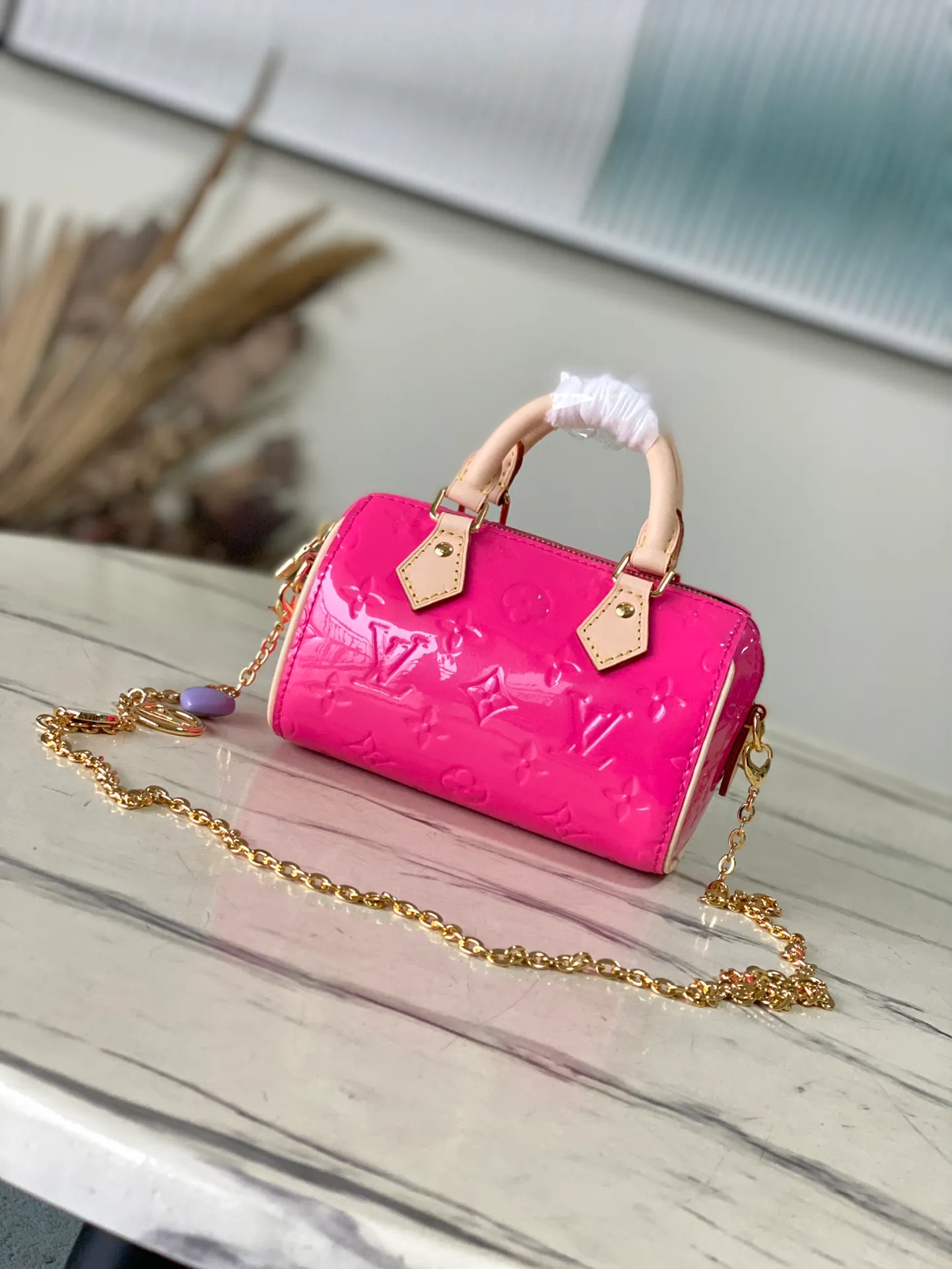 💰1020 (top layer leather) top original order M83000 rose red. This Nano Speedy handbag is made of Monogram Vernis pastel-colored patent leather. It is a mini version of the brand's most famous travel bag. The bright patent leather is embossed with the Monogram pattern and features a natural leather top handle. The detachable gold chain strap is embellished with a charm and is the perfect size for mobile phones and small wallets. Dimensions: 16 x 10 x 7.5 cm (length x height x width)