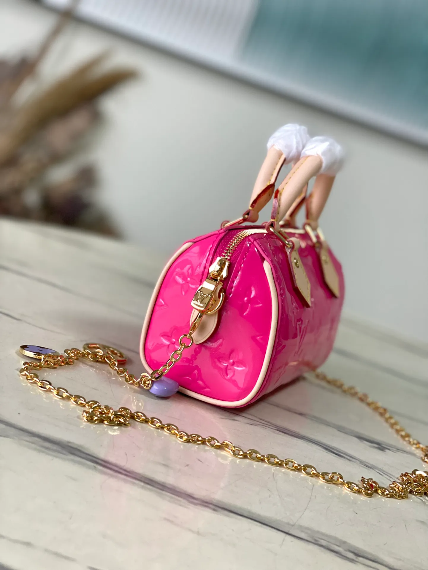 💰1020 (top layer leather) top original order M83000 rose red. This Nano Speedy handbag is made of Monogram Vernis pastel-colored patent leather. It is a mini version of the brand's most famous travel bag. The bright patent leather is embossed with the Monogram pattern and features a natural leather top handle. The detachable gold chain strap is embellished with a charm and is the perfect size for mobile phones and small wallets. Dimensions: 16 x 10 x 7.5 cm (length x height x width)