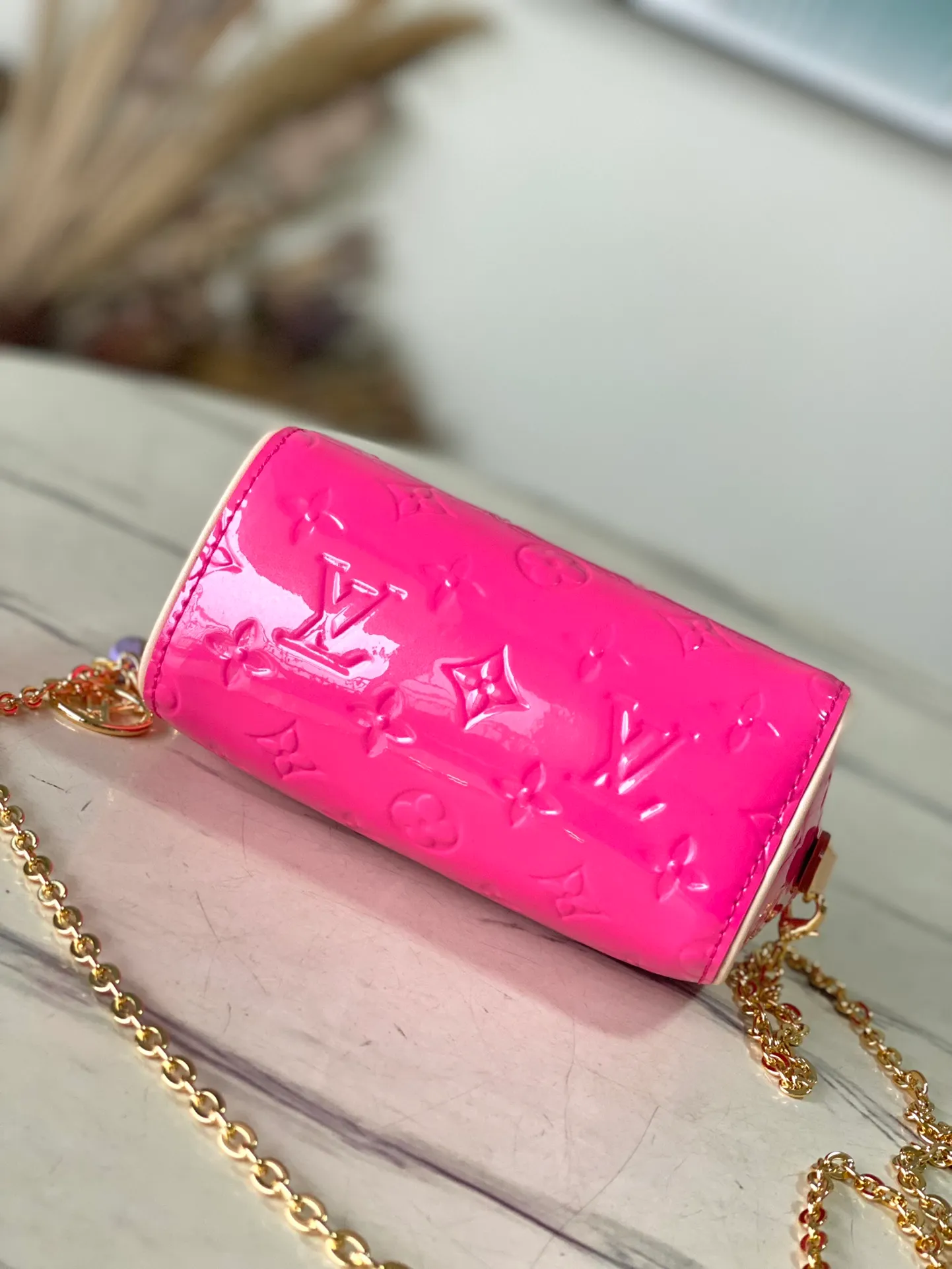 💰1020 (top layer leather) top original order M83000 rose red. This Nano Speedy handbag is made of Monogram Vernis pastel-colored patent leather. It is a mini version of the brand's most famous travel bag. The bright patent leather is embossed with the Monogram pattern and features a natural leather top handle. The detachable gold chain strap is embellished with a charm and is the perfect size for mobile phones and small wallets. Dimensions: 16 x 10 x 7.5 cm (length x height x width)