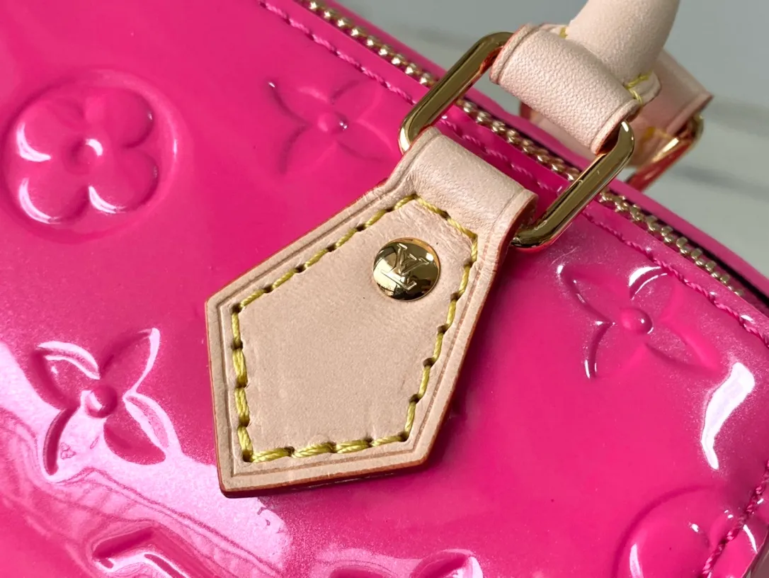 💰1020 (top layer leather) top original order M83000 rose red. This Nano Speedy handbag is made of Monogram Vernis pastel-colored patent leather. It is a mini version of the brand's most famous travel bag. The bright patent leather is embossed with the Monogram pattern and features a natural leather top handle. The detachable gold chain strap is embellished with a charm and is the perfect size for mobile phones and small wallets. Dimensions: 16 x 10 x 7.5 cm (length x height x width)