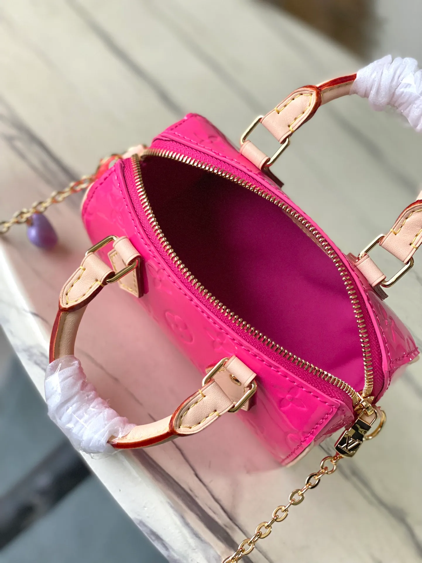 💰1020 (top layer leather) top original order M83000 rose red. This Nano Speedy handbag is made of Monogram Vernis pastel-colored patent leather. It is a mini version of the brand's most famous travel bag. The bright patent leather is embossed with the Monogram pattern and features a natural leather top handle. The detachable gold chain strap is embellished with a charm and is the perfect size for mobile phones and small wallets. Dimensions: 16 x 10 x 7.5 cm (length x height x width)