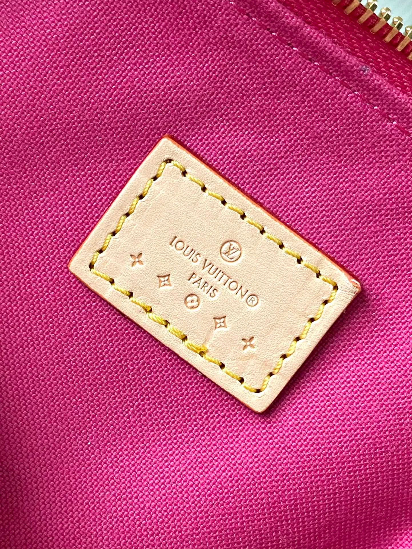 💰1020 (top layer leather) top original order M83000 rose red. This Nano Speedy handbag is made of Monogram Vernis pastel-colored patent leather. It is a mini version of the brand's most famous travel bag. The bright patent leather is embossed with the Monogram pattern and features a natural leather top handle. The detachable gold chain strap is embellished with a charm and is the perfect size for mobile phones and small wallets. Dimensions: 16 x 10 x 7.5 cm (length x height x width)