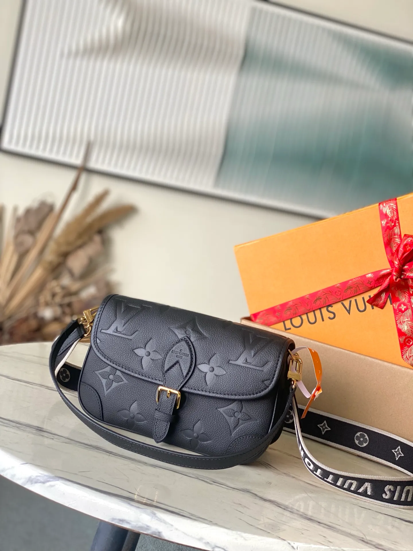 💰1100 (top layer leather) top original order M46386 This Diane handbag depicts the classic Monogram pattern on Epi leather, which contrasts with the dazzling metal parts, making it a sophisticated choice for daily companionship. The perfect size makes it easy to store your daily needs, the zippered interior pocket adds functionality, and the detachable contrast fabric shoulder strap allows for a variety of carrying methods. Dimensions: 24 × 15 × 9cm