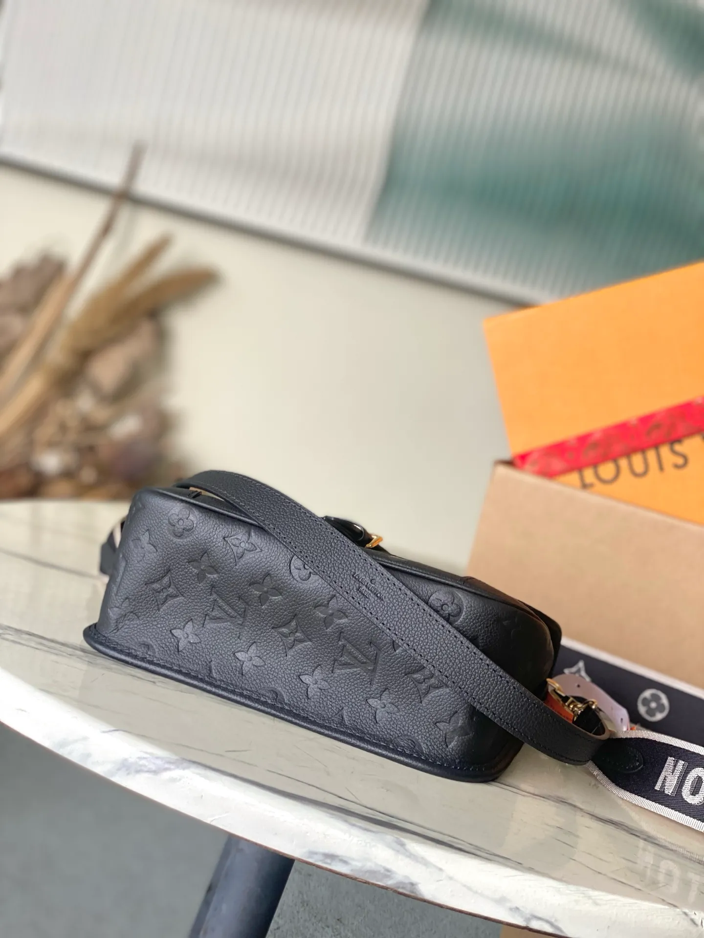 💰1100 (top layer leather) top original order M46386 This Diane handbag depicts the classic Monogram pattern on Epi leather, which contrasts with the dazzling metal parts, making it a sophisticated choice for daily companionship. The perfect size makes it easy to store your daily needs, the zippered interior pocket adds functionality, and the detachable contrast fabric shoulder strap allows for a variety of carrying methods. Dimensions: 24 × 15 × 9cm