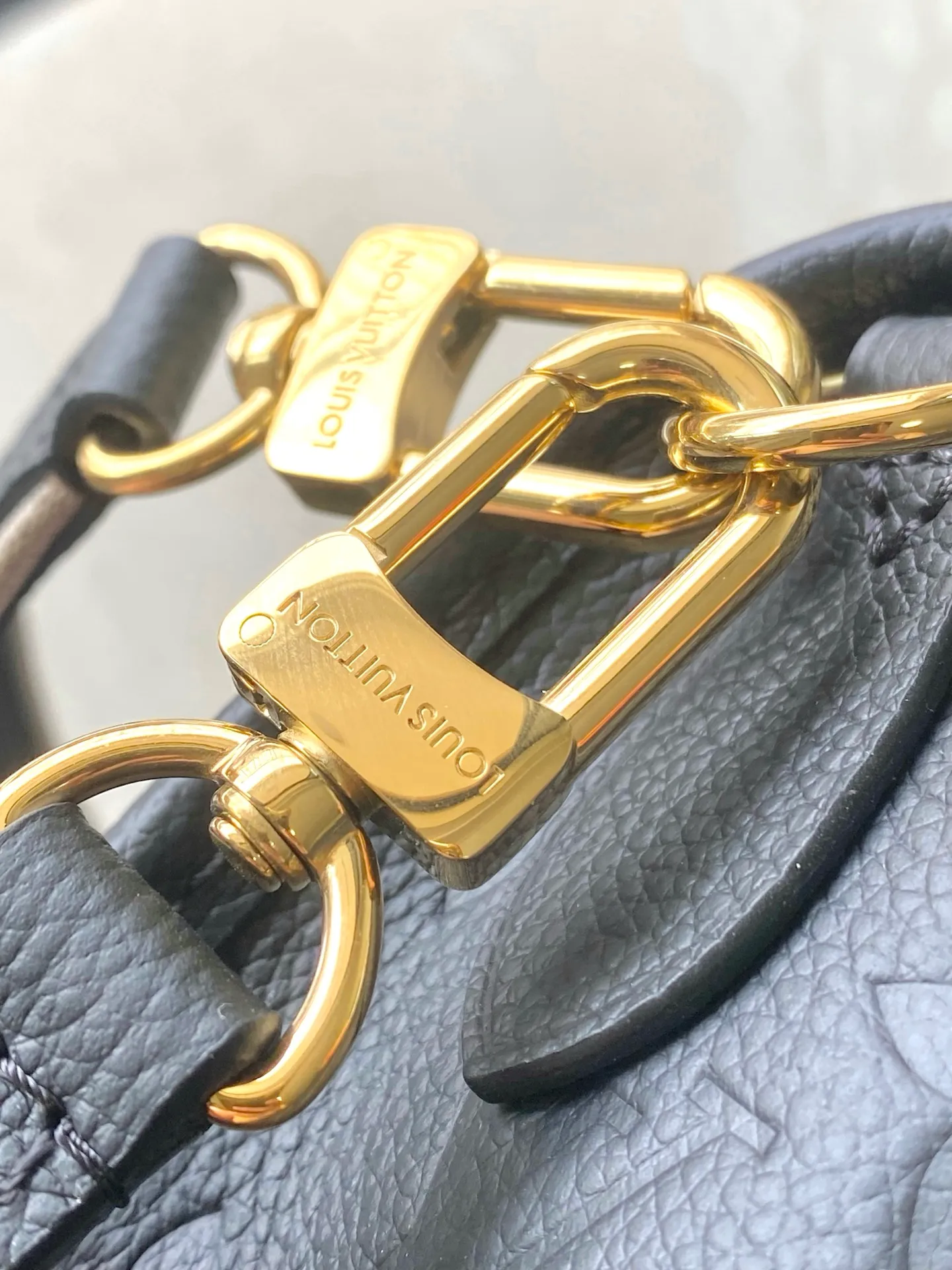 💰1100 (top layer leather) top original order M46386 This Diane handbag depicts the classic Monogram pattern on Epi leather, which contrasts with the dazzling metal parts, making it a sophisticated choice for daily companionship. The perfect size makes it easy to store your daily needs, the zippered interior pocket adds functionality, and the detachable contrast fabric shoulder strap allows for a variety of carrying methods. Dimensions: 24 × 15 × 9cm