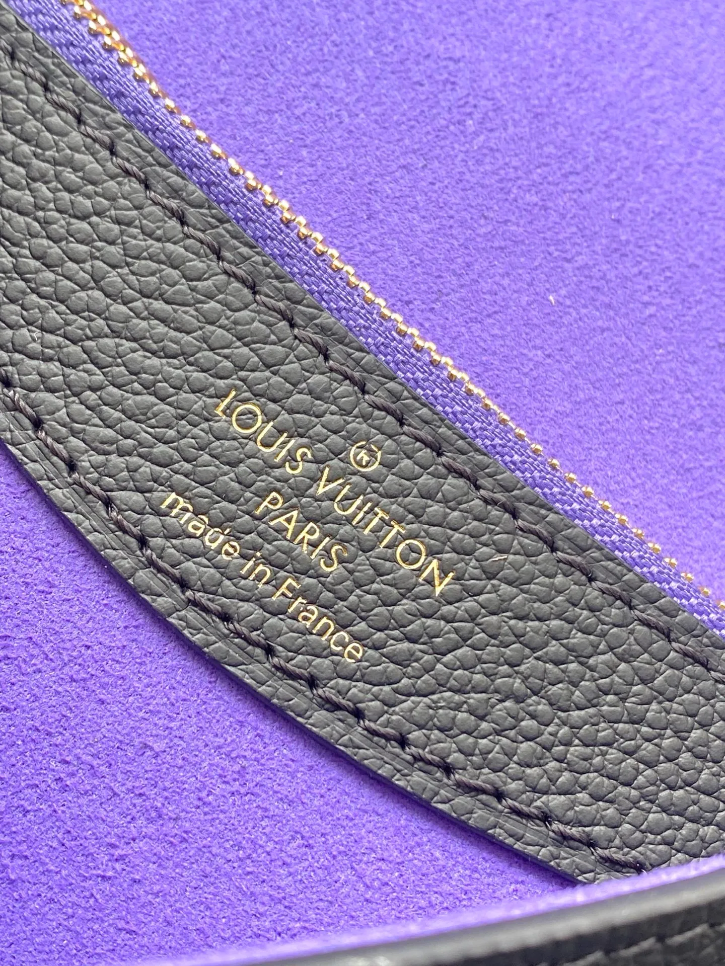 💰1100 (top layer leather) top original order M46386 This Diane handbag depicts the classic Monogram pattern on Epi leather, which contrasts with the dazzling metal parts, making it a sophisticated choice for daily companionship. The perfect size makes it easy to store your daily needs, the zippered interior pocket adds functionality, and the detachable contrast fabric shoulder strap allows for a variety of carrying methods. Dimensions: 24 × 15 × 9cm