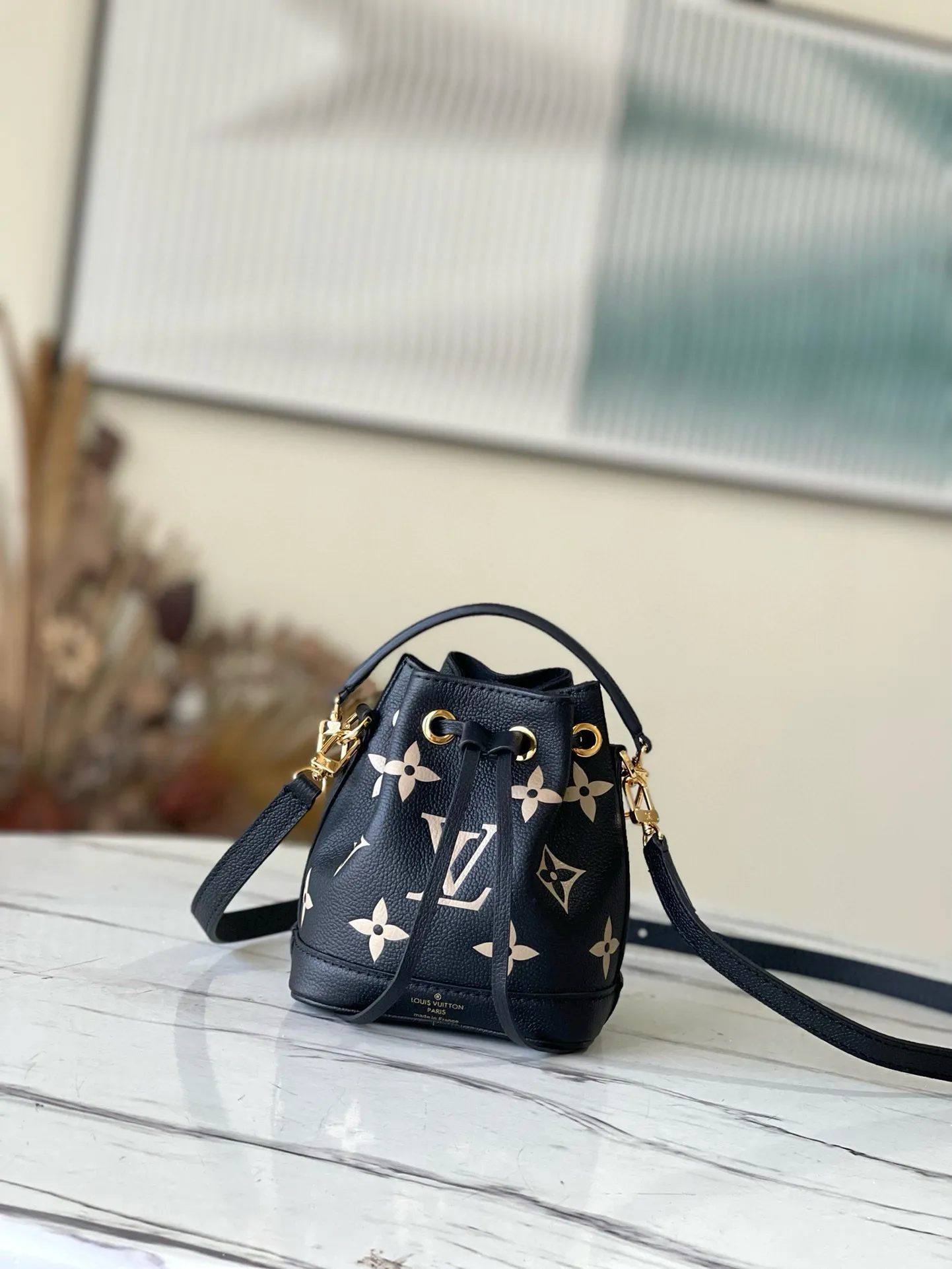 💰800 (top layer leather) top original order M46291 black embossed (silk screen) This Nano Noé handbag is made of Monogram Empreinte leather with Monogram pattern embossed, interpreting the pocket version of the classic Noé handbag, with a trendy drawstring to store daily needs. The handle and adjustable shoulder strap are both detachable, enabling a variety of carrying methods. Dimensions: 13 x 16 x 10 cm