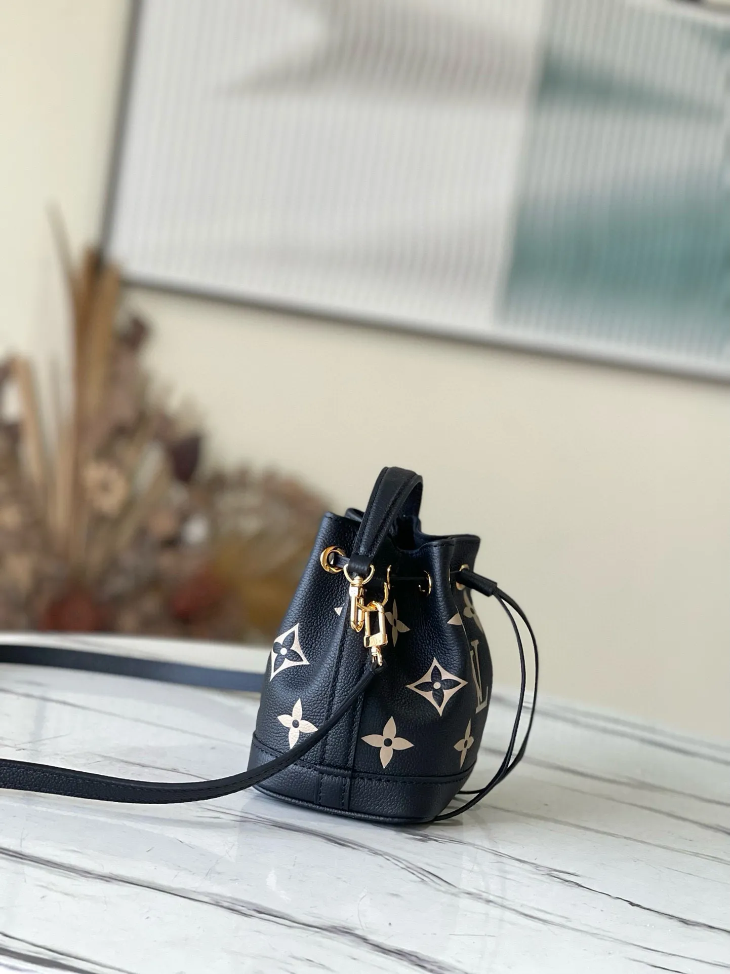 💰800 (top layer leather) top original order M46291 black embossed (silk screen) This Nano Noé handbag is made of Monogram Empreinte leather with Monogram pattern embossed, interpreting the pocket version of the classic Noé handbag, with a trendy drawstring to store daily needs. The handle and adjustable shoulder strap are both detachable, enabling a variety of carrying methods. Dimensions: 13 x 16 x 10 cm
